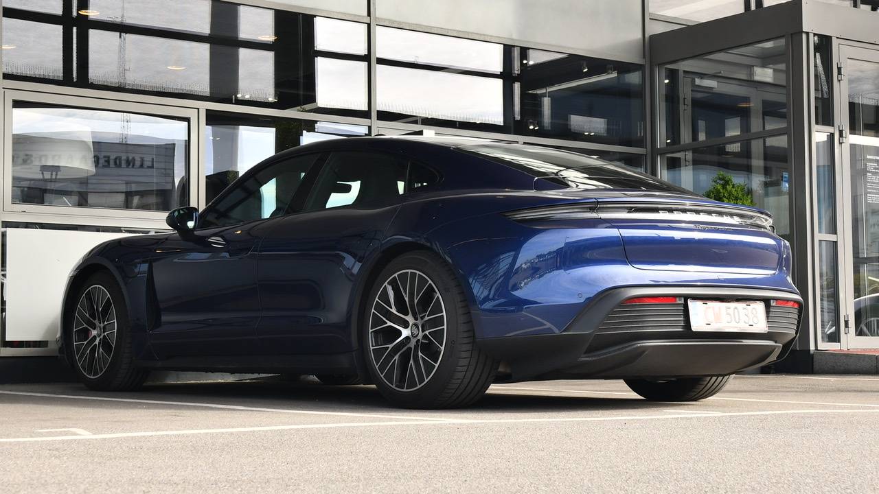 Porsche Taycan GENTIAN BLUE Taycan Club 6B07FFAF-BCDD-414D-925C-4FDDD12BC78C