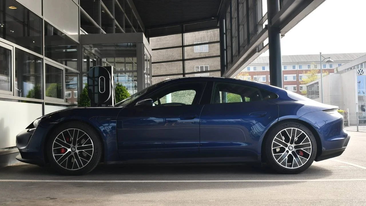 Porsche Taycan GENTIAN BLUE Taycan Club 13B9ED87-E50B-498E-8C65-0184944E138F