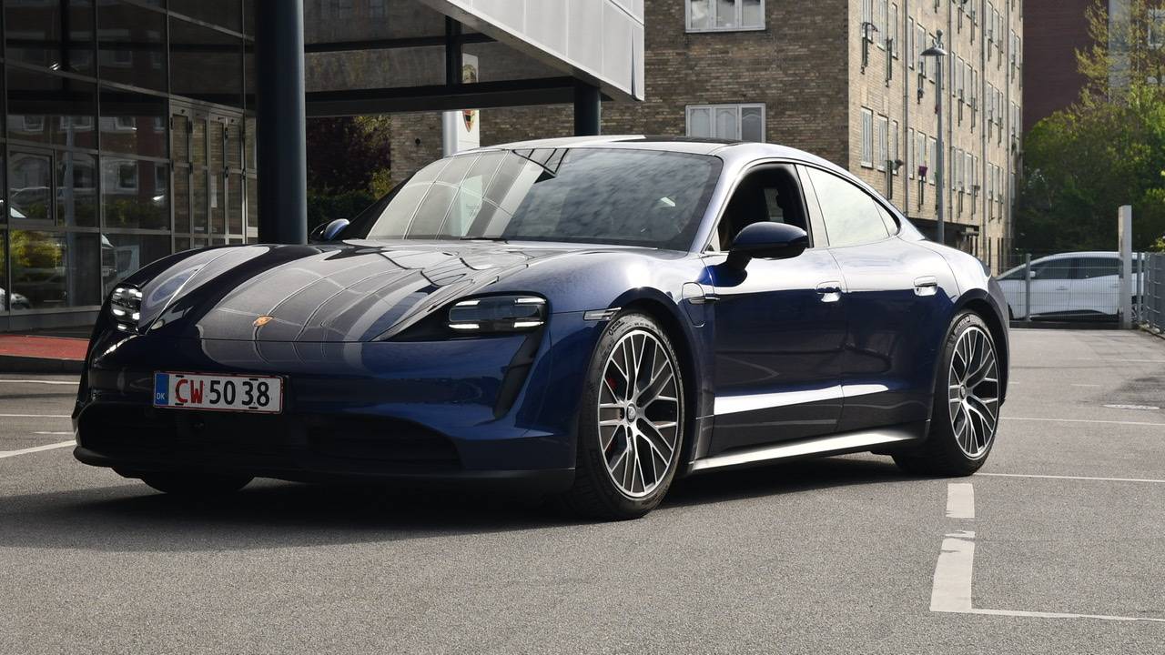 Porsche Taycan GENTIAN BLUE Taycan Club F7053800-2159-4887-AA14-3376B45BE7F7