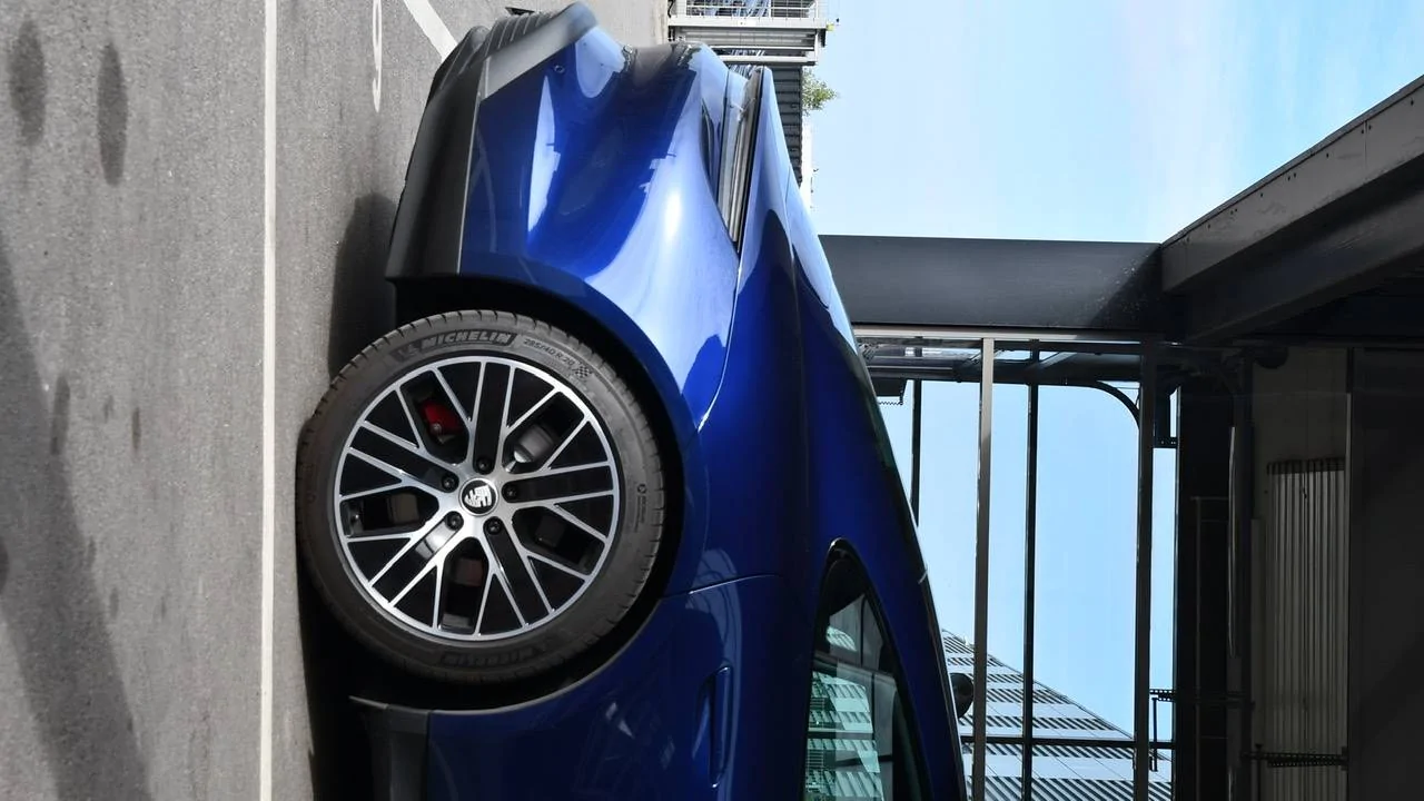 Porsche Taycan GENTIAN BLUE Taycan Club 391A8585-55B9-4127-830F-91C6B93832B0