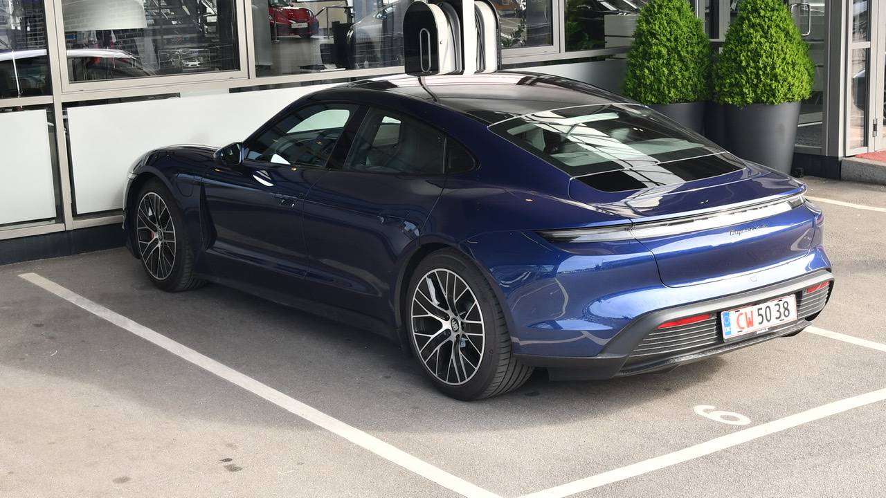 Porsche Taycan GENTIAN BLUE Taycan Club D217D9AE-3FF3-4249-9F10-22C96529AE2D