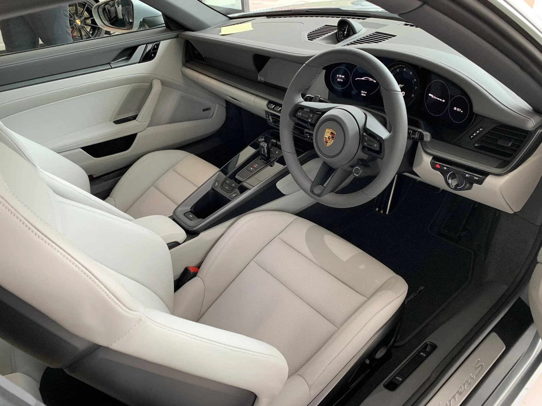 Porsche Taycan Taycan with Black/Chalk interior pic request 1589122878838