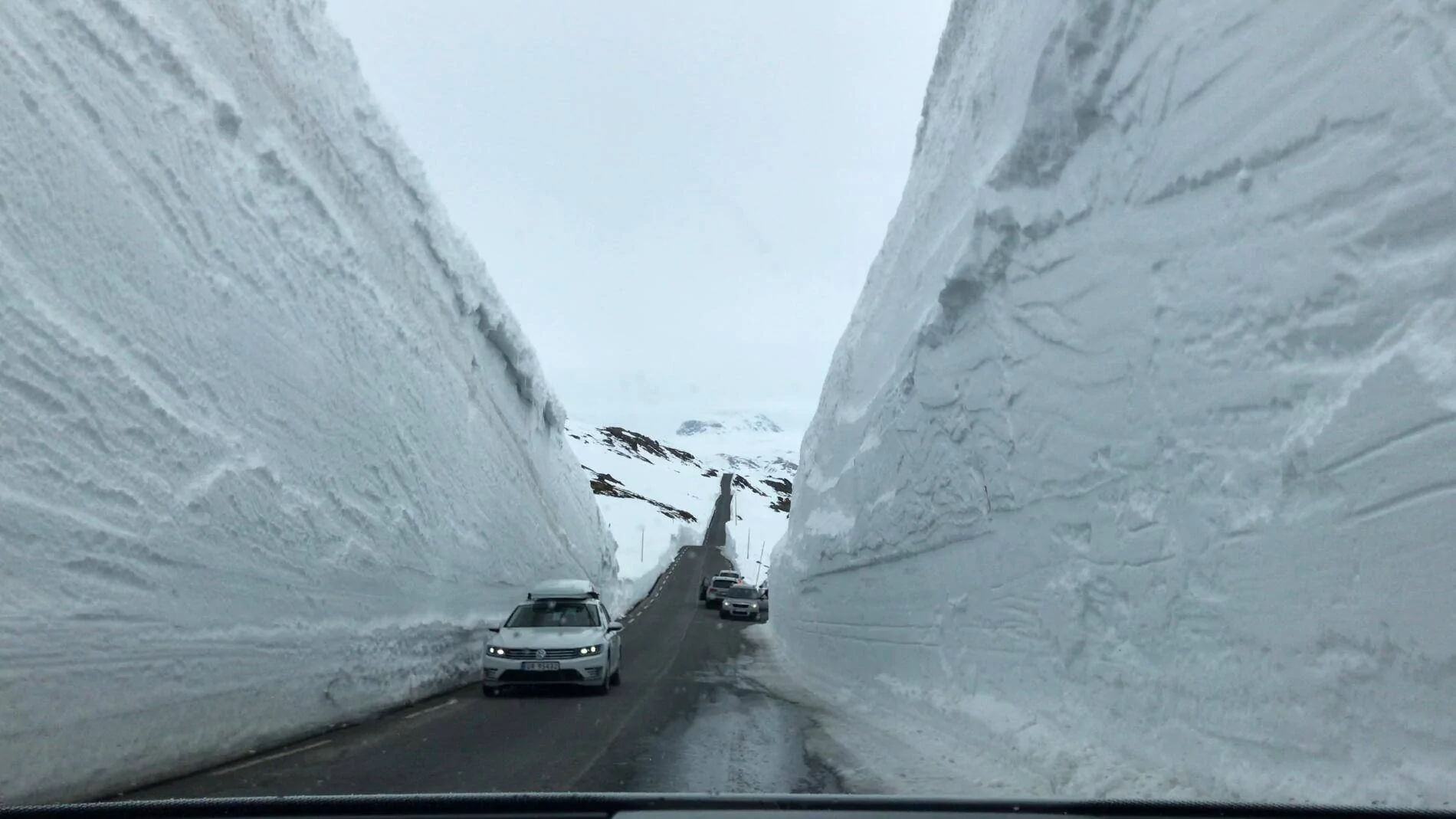 Porsche Taycan My pictures and experience with my Standard White 4S+ snow wall