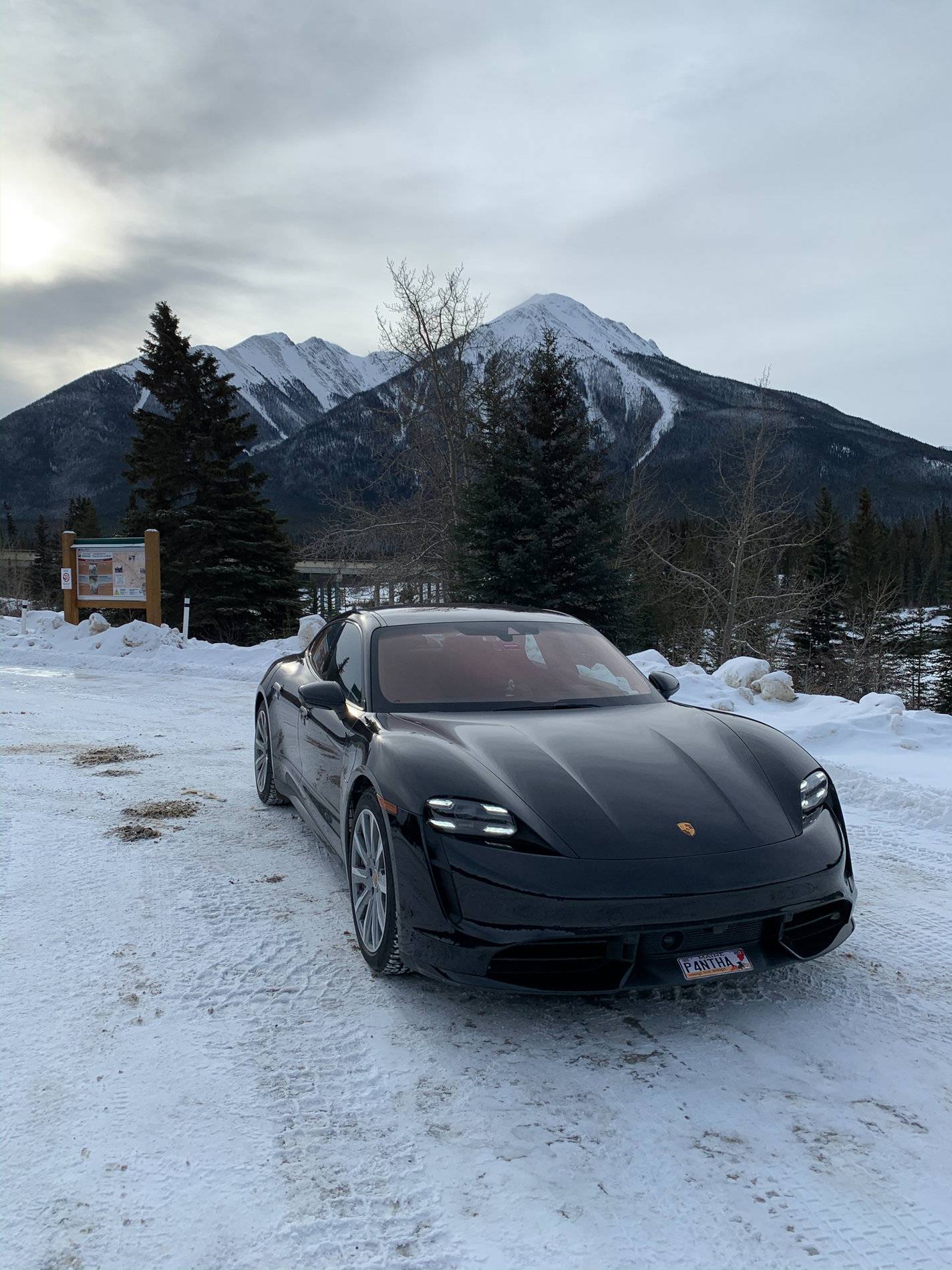 Porsche Taycan BLACK / JET BLACK Taycan Club IMG_2572