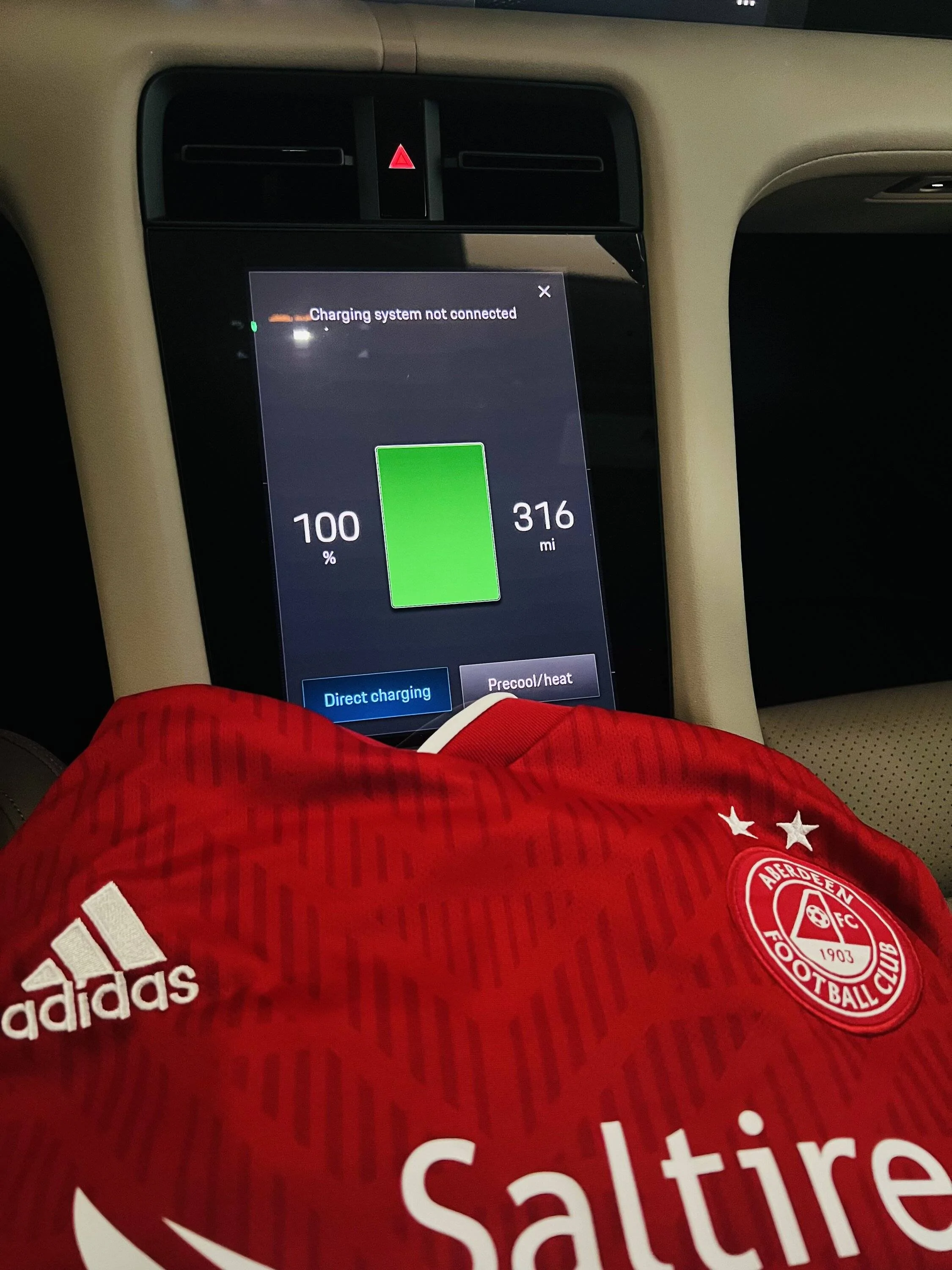 Porsche Taycan 271 miles!  100% charged. What’s your range shown? 245B7DDD-64DB-4648-A2A8-D44FB6BE174C