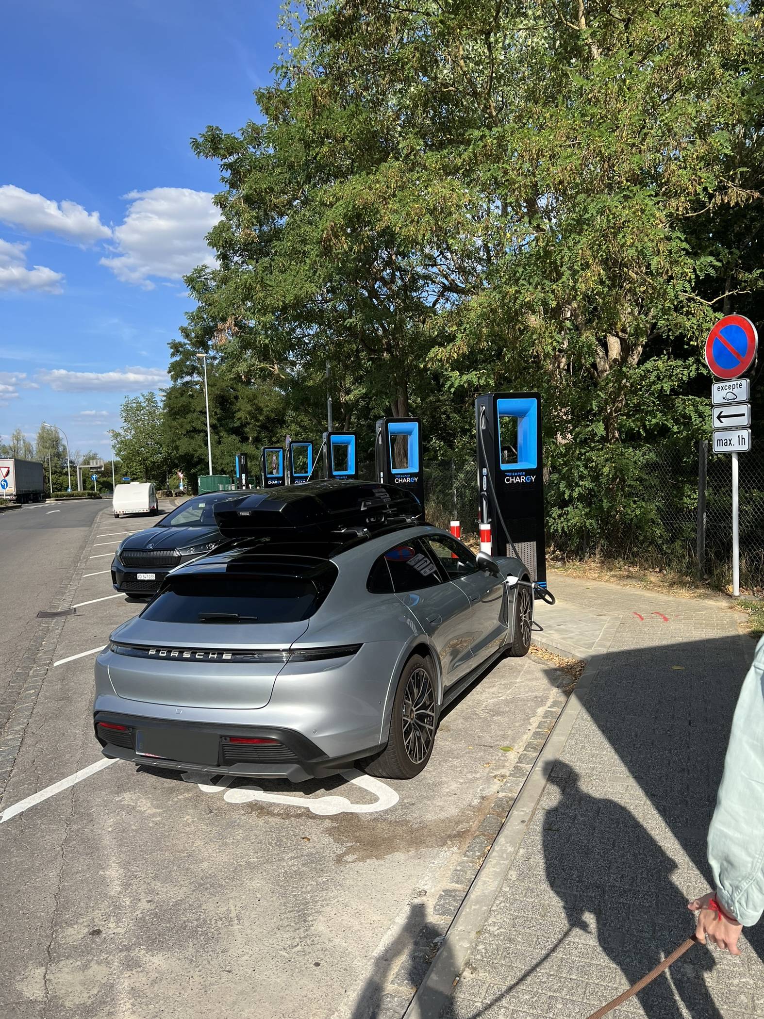 Porsche Taycan Taycan CT4 w/ 2021 vs 2022 Thule Wingbar Edge , Thule Vector M roofbox 52158E56-70F1-45B8-BD9B-2F575937890D