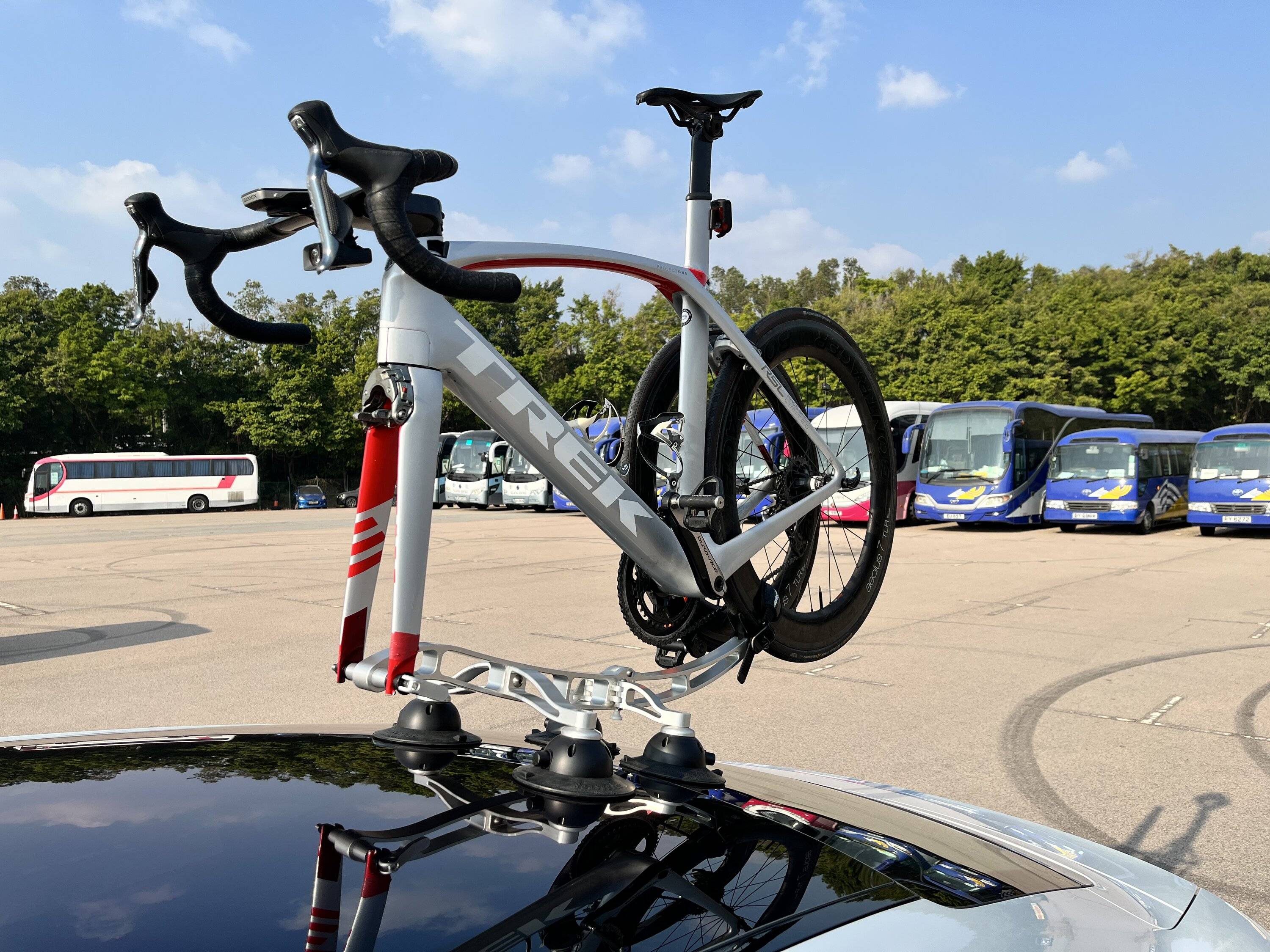 Porsche Taycan Taycan and road bicycles transport options 554CDC09-AD02-4E52-8BAB-0040A2448CEC
