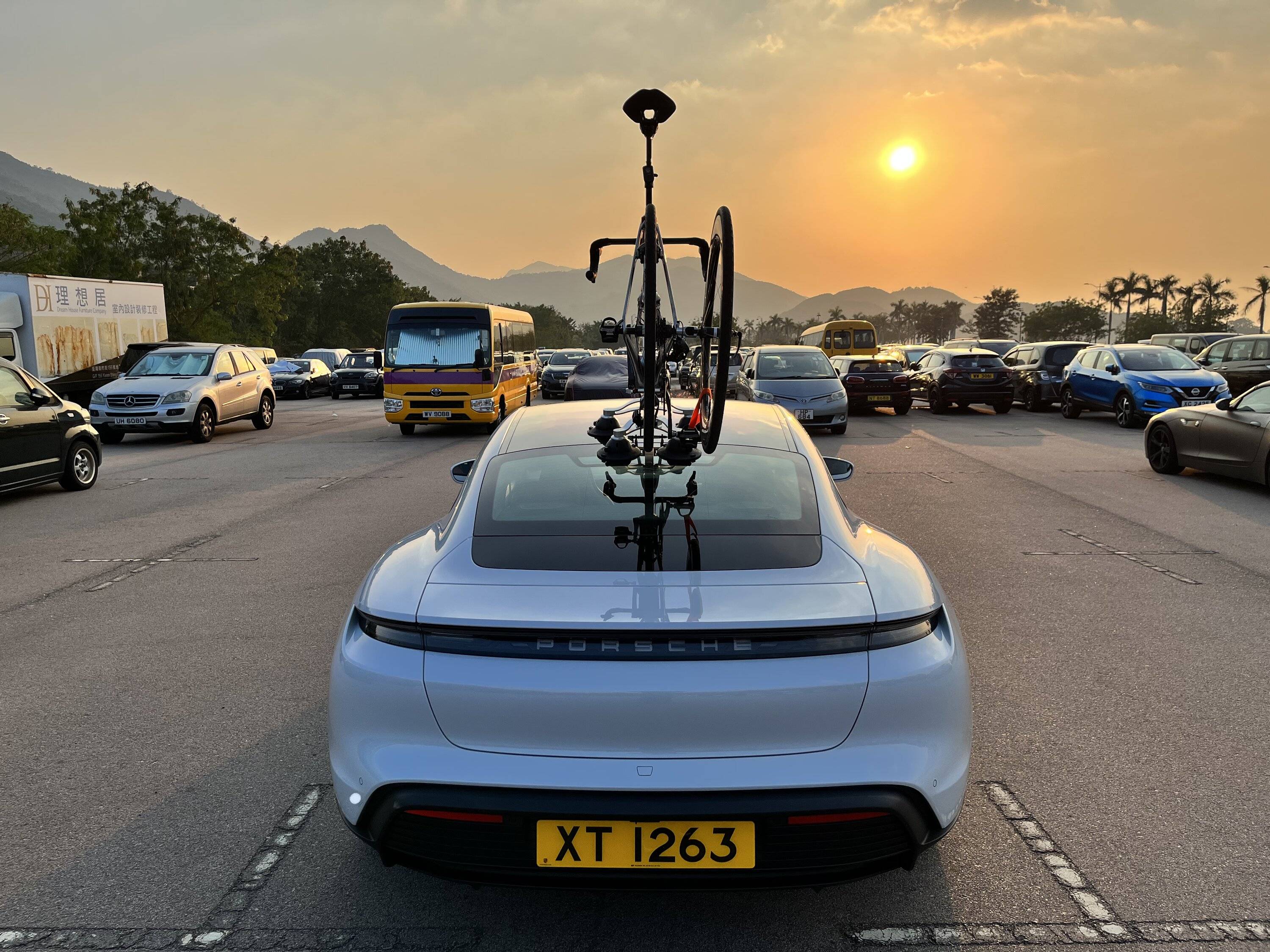 Porsche Taycan Taycan and road bicycles transport options E0F73196-FA71-4A3A-87F6-D84F5FD3B2DE
