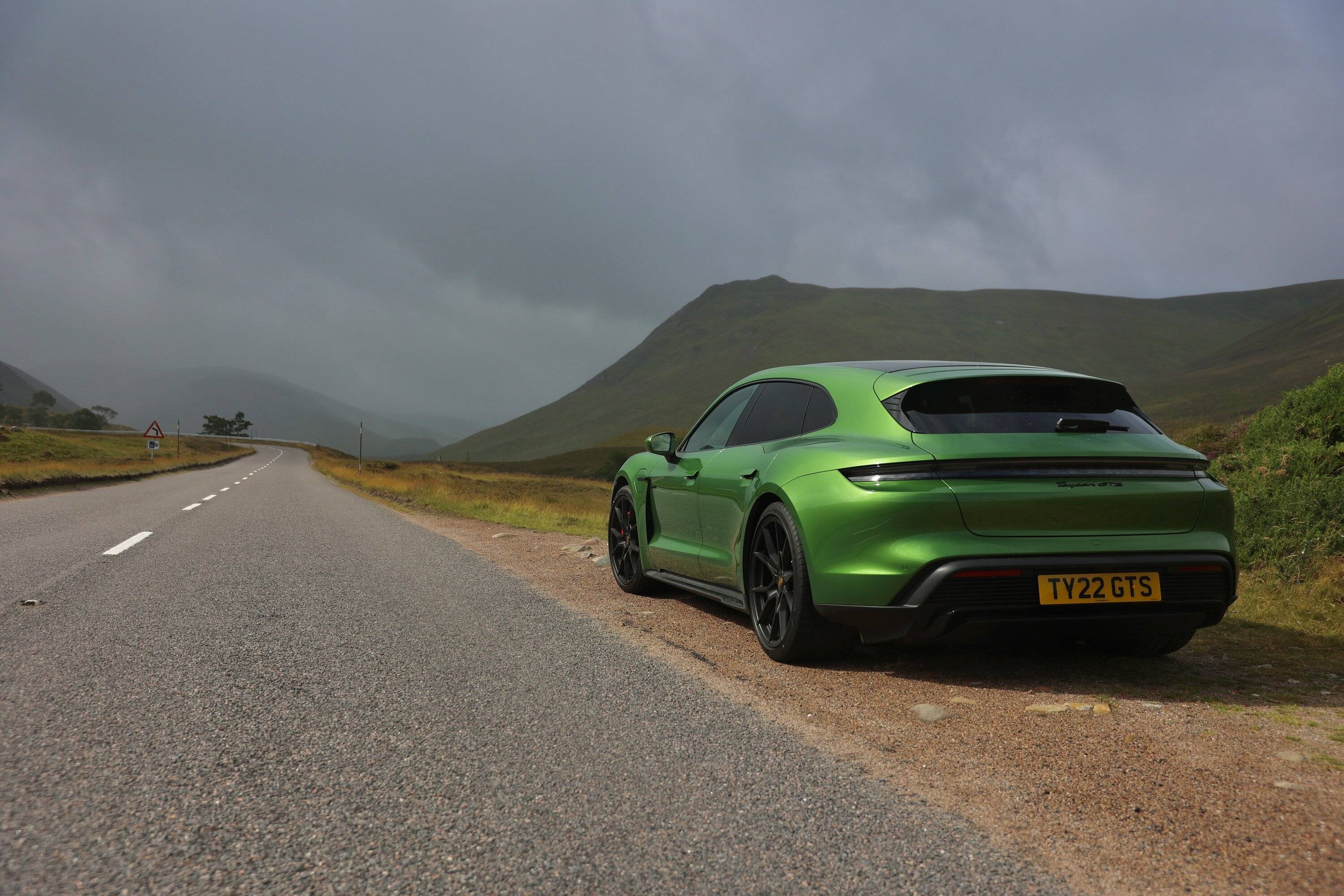 Porsche Taycan MAMBA GREEN Taycan Club 151A8638-FE3A-4C4A-856A-ED65115A1F5E