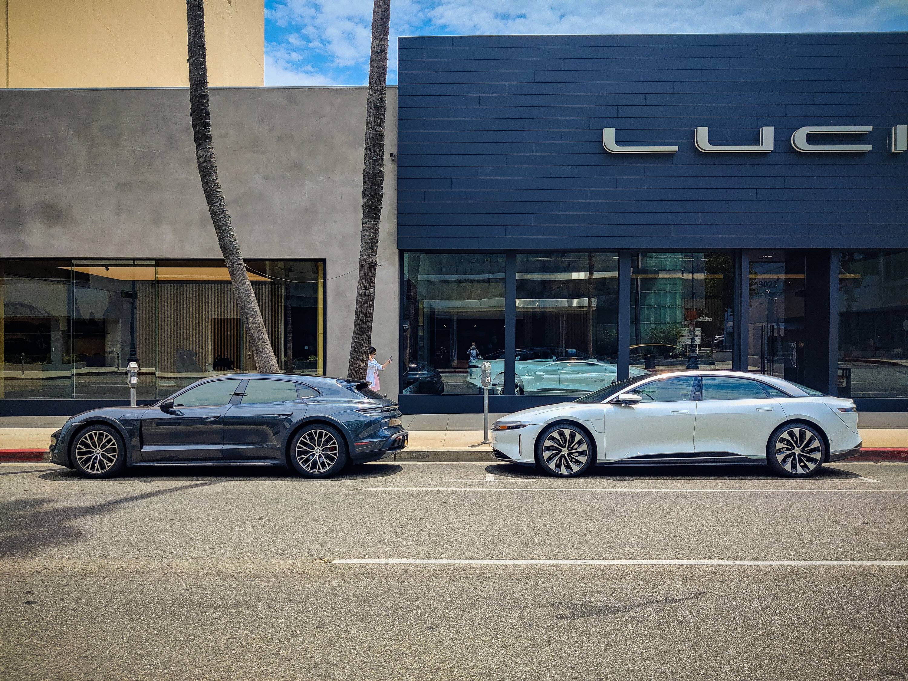 Porsche Taycan Cross shopping w Lucid PSX_20220801_081020