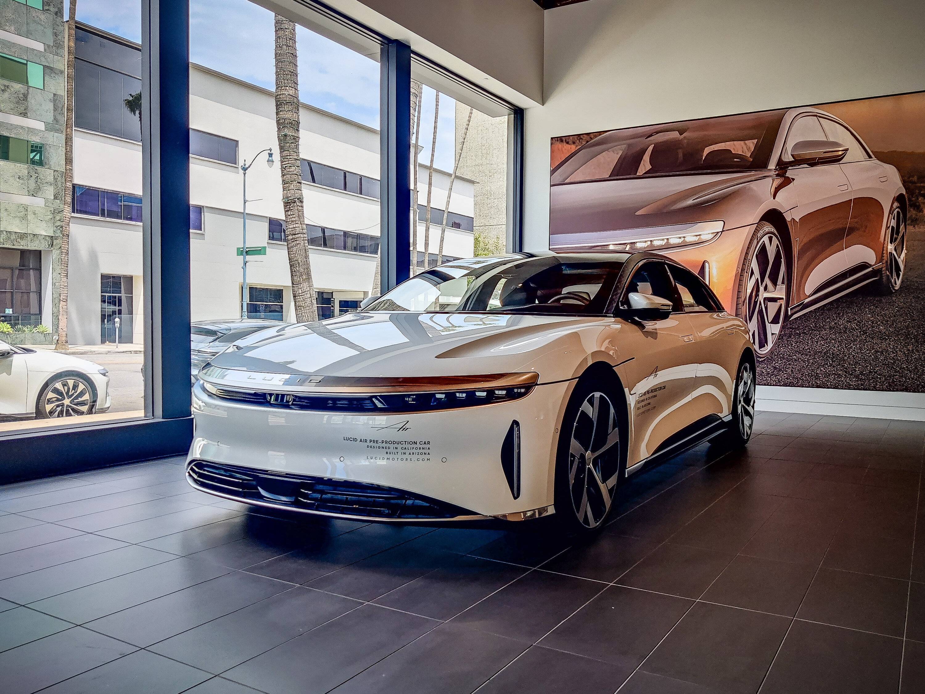 Porsche Taycan Cross shopping w Lucid PSX_20220801_081147