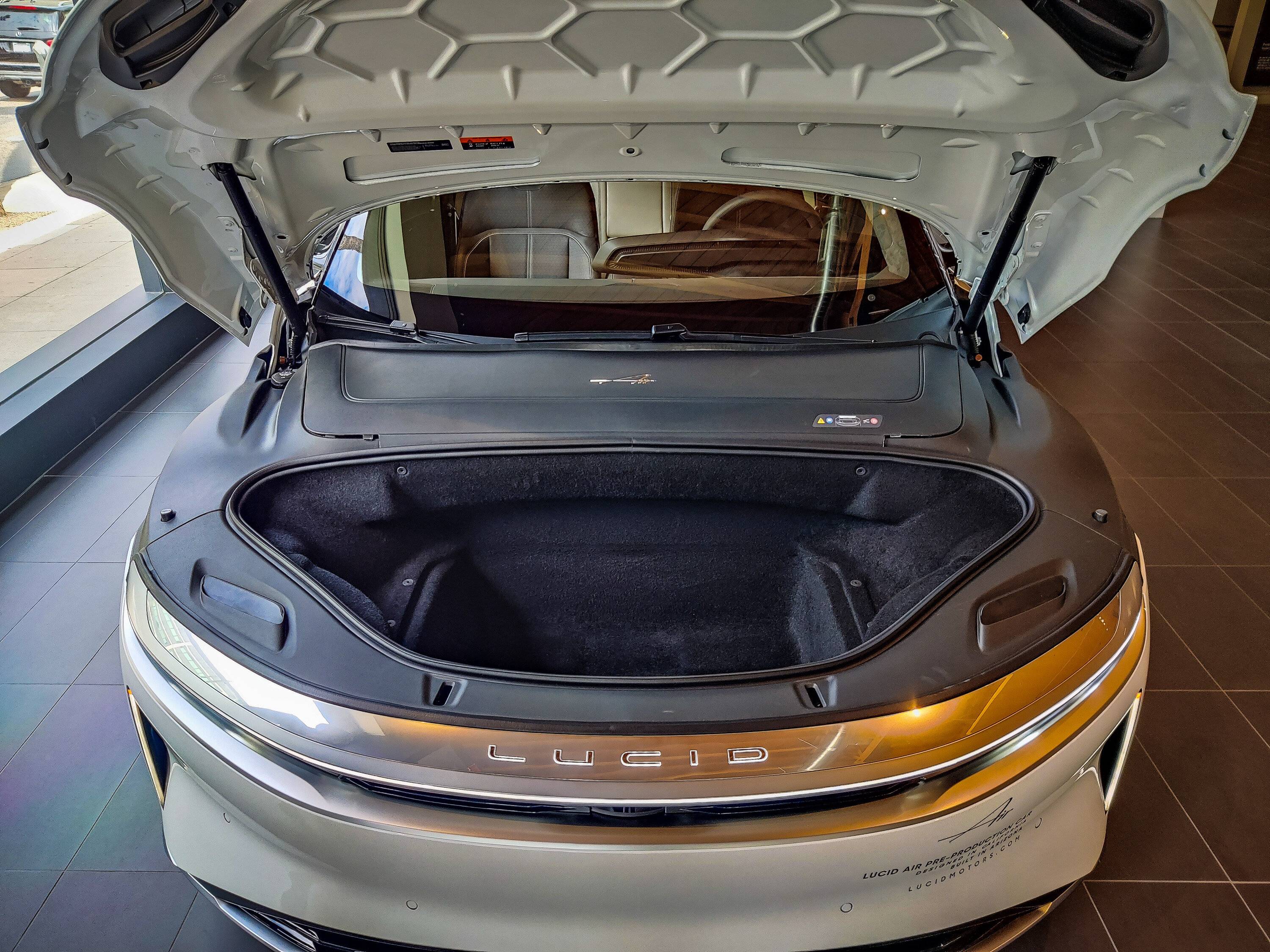 Porsche Taycan Cross shopping w Lucid PSX_20220801_081327