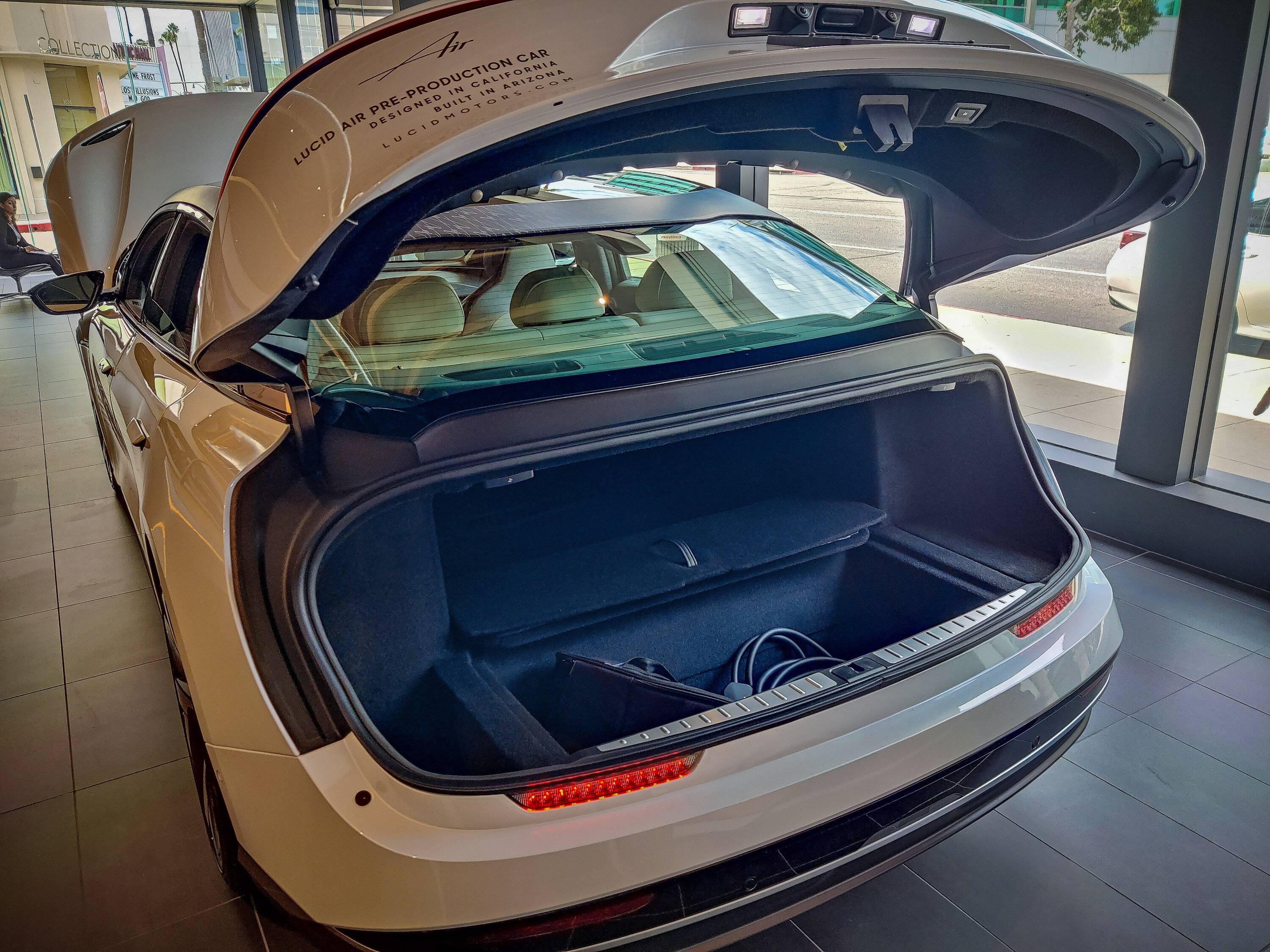 Porsche Taycan Cross shopping w Lucid PSX_20220801_081356