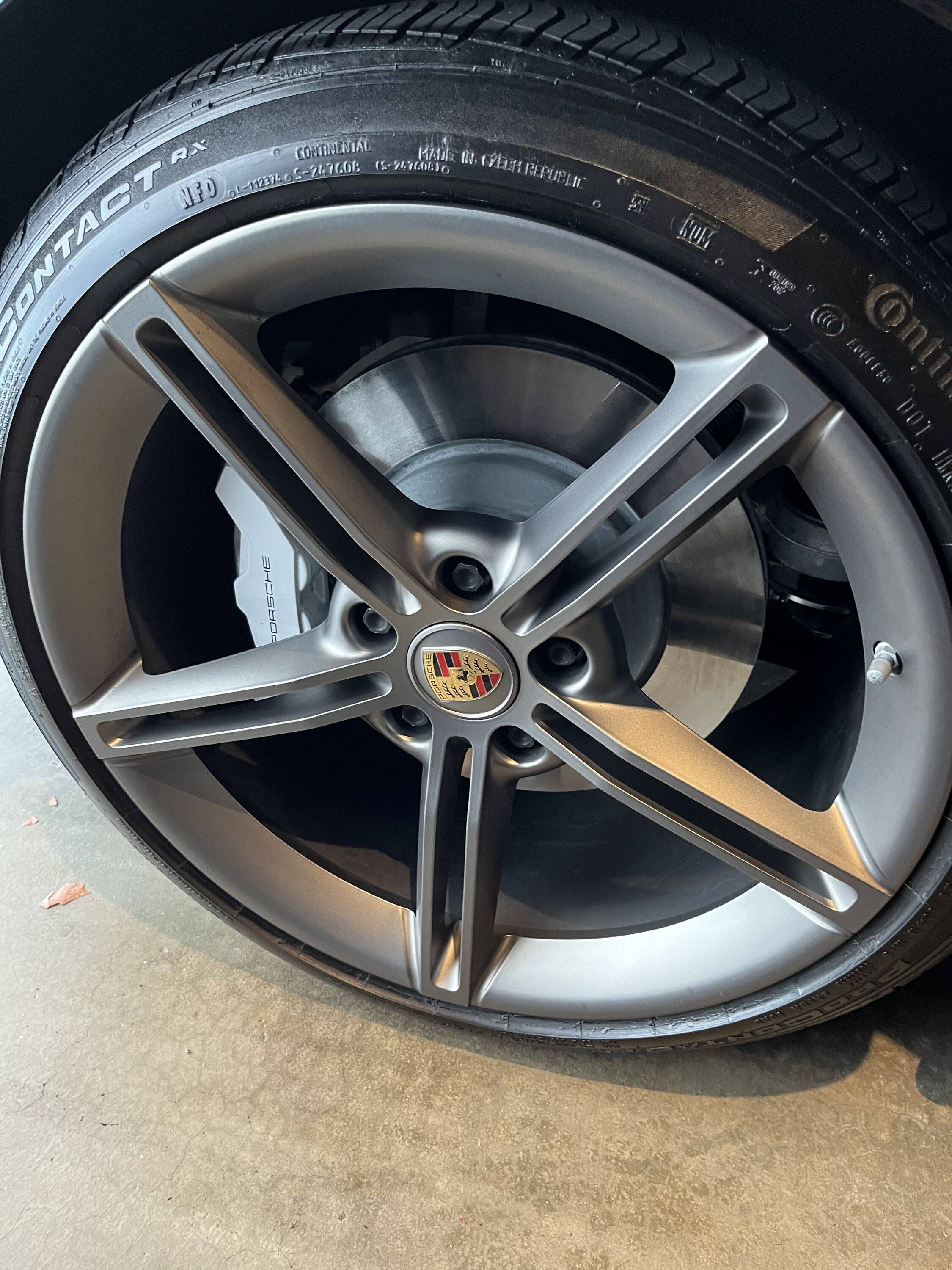 Porsche Taycan Mission E - Change Color 73B2E7F5-5B95-4C07-9E5D-81F92114130F