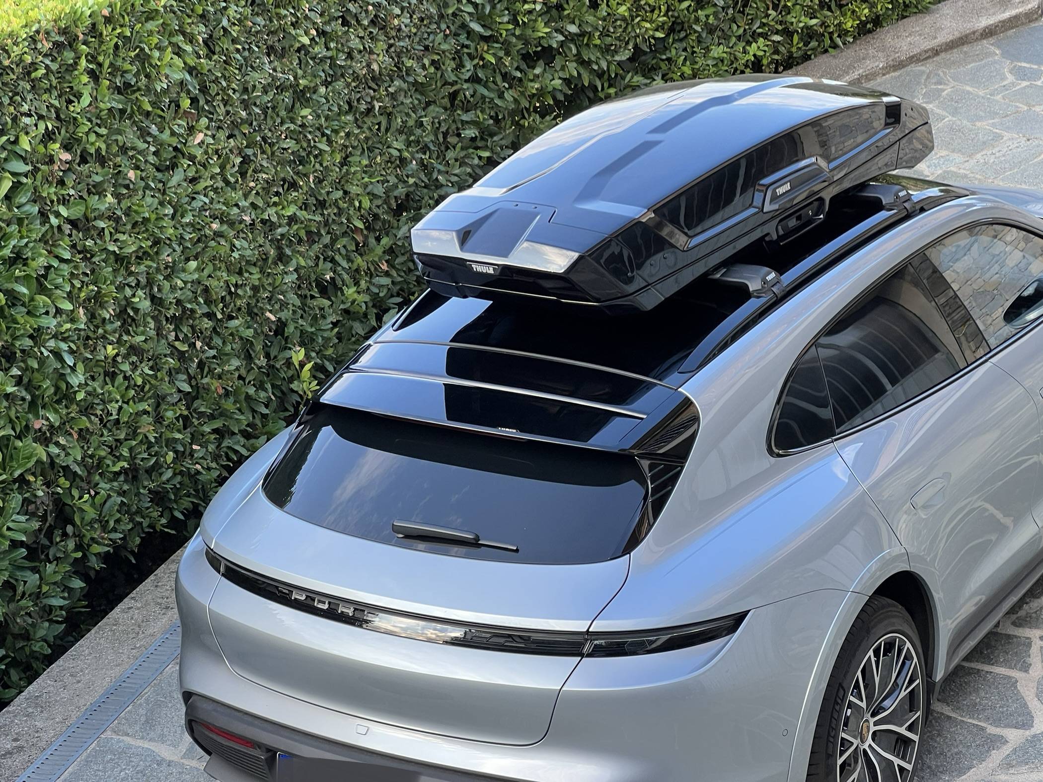 Porsche Taycan Taycan CT4 w/ 2021 vs 2022 Thule Wingbar Edge , Thule Vector M roofbox 9E4DB8B4-6F45-49F0-A4A7-0C6F243CB432