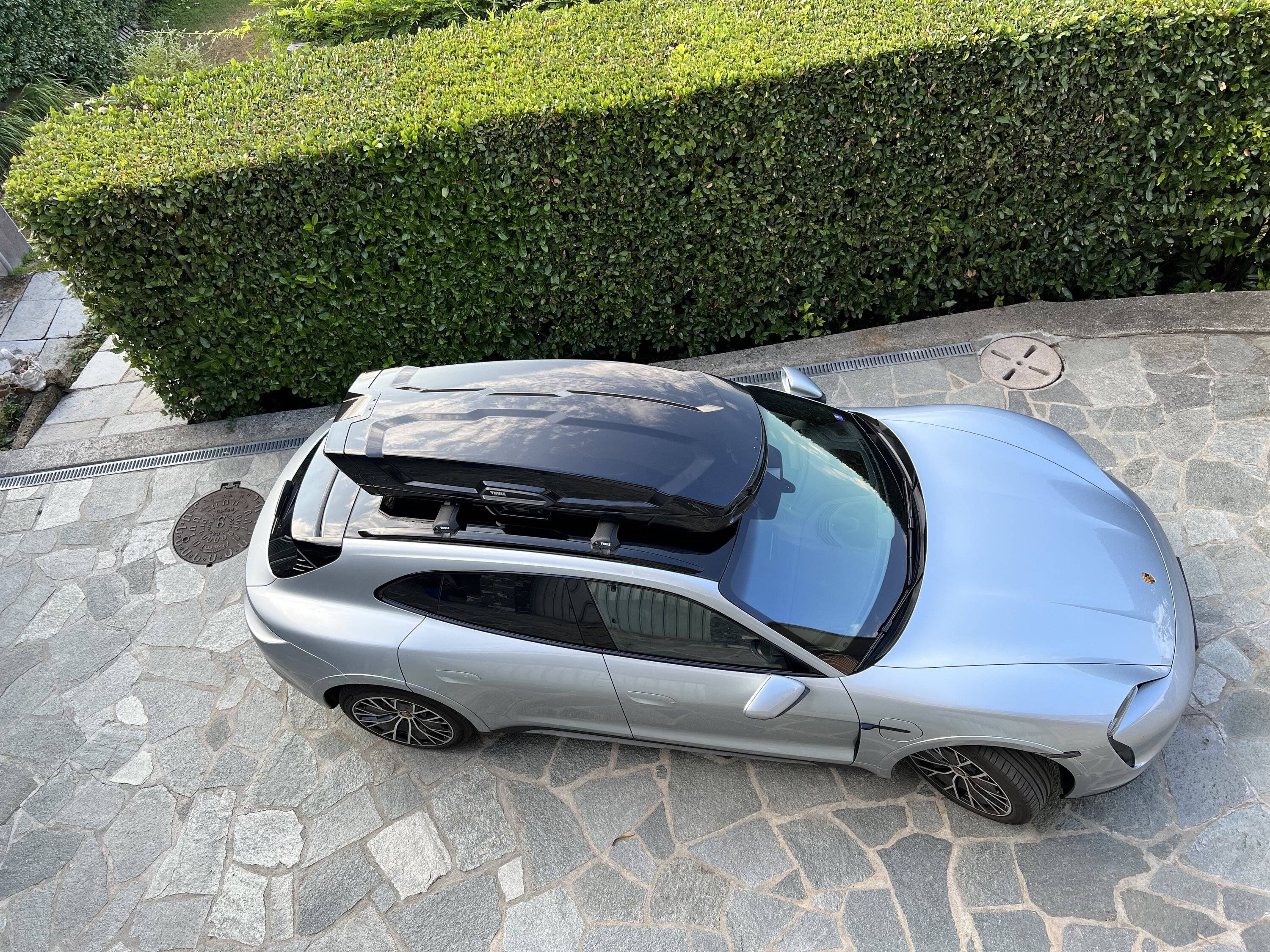 Porsche Taycan Taycan CT4 w/ 2021 vs 2022 Thule Wingbar Edge , Thule Vector M roofbox 6102636C-97D6-45DB-9117-2FFC289EE283