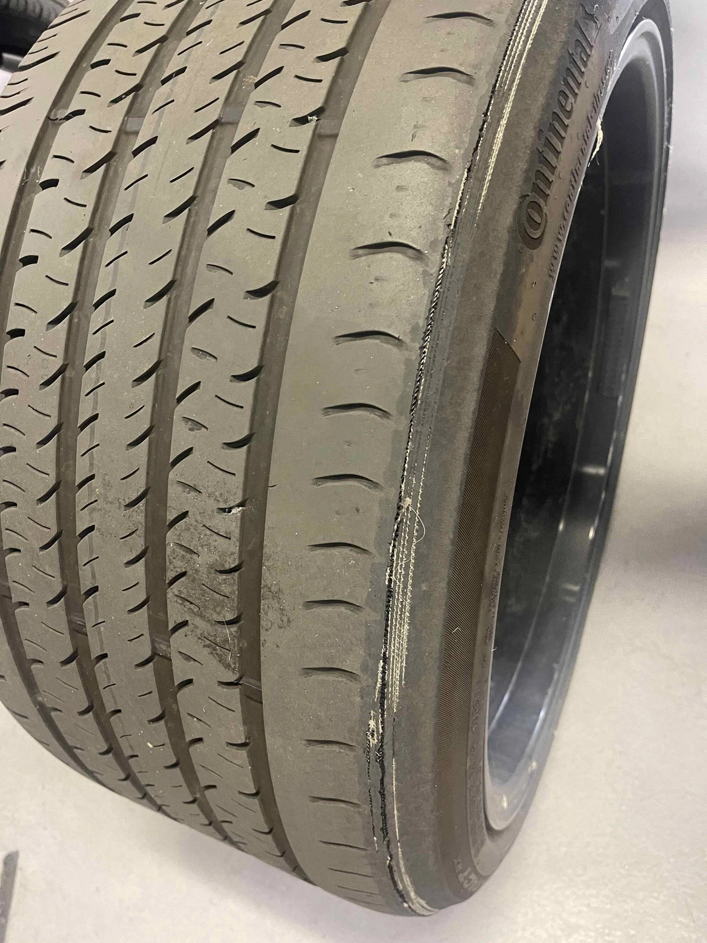 Porsche Taycan Check Your Tires! xOyYU0