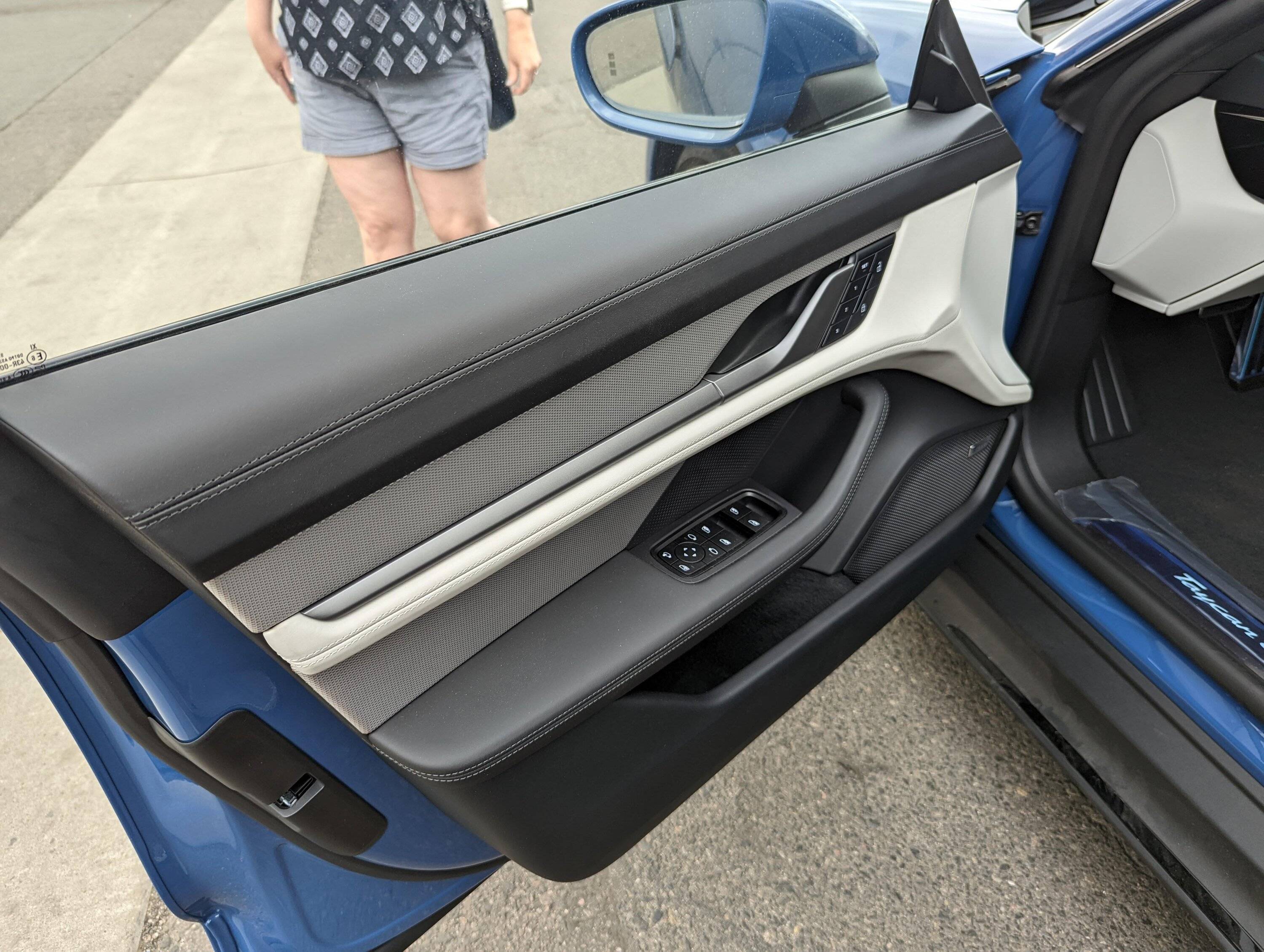 Porsche Taycan NEPTUNE BLUE Taycan Club PXL_20220618_212445092