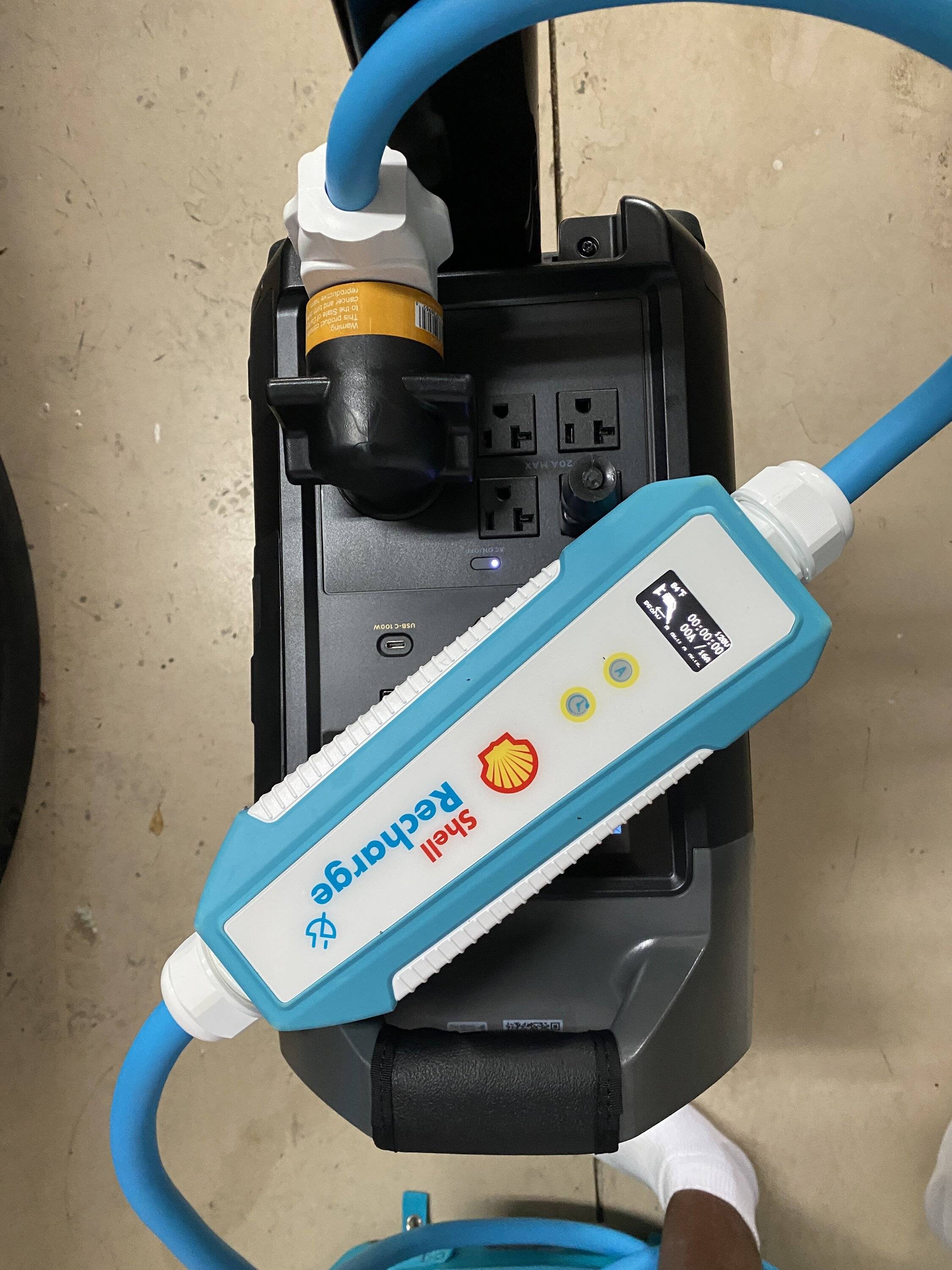 Porsche Taycan Taycan charging from solar generator 3.6K battery (EcoFlow Delta Max Pro) 8ABB3867-5816-405E-9767-CEB30CA22A7B