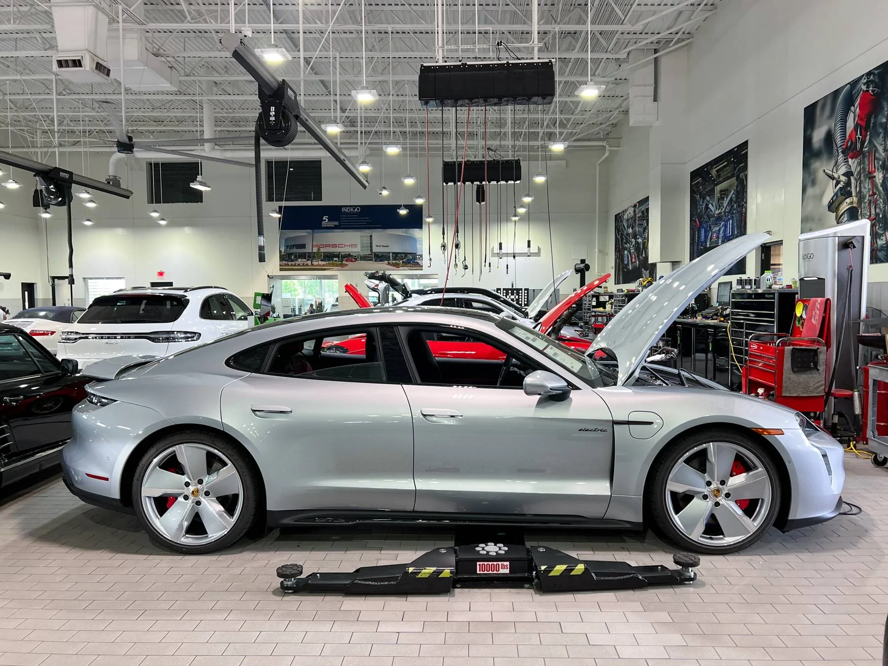 Porsche Taycan DOLOMITE SILVER Taycan Club ZCW-2022-Q3-5028
