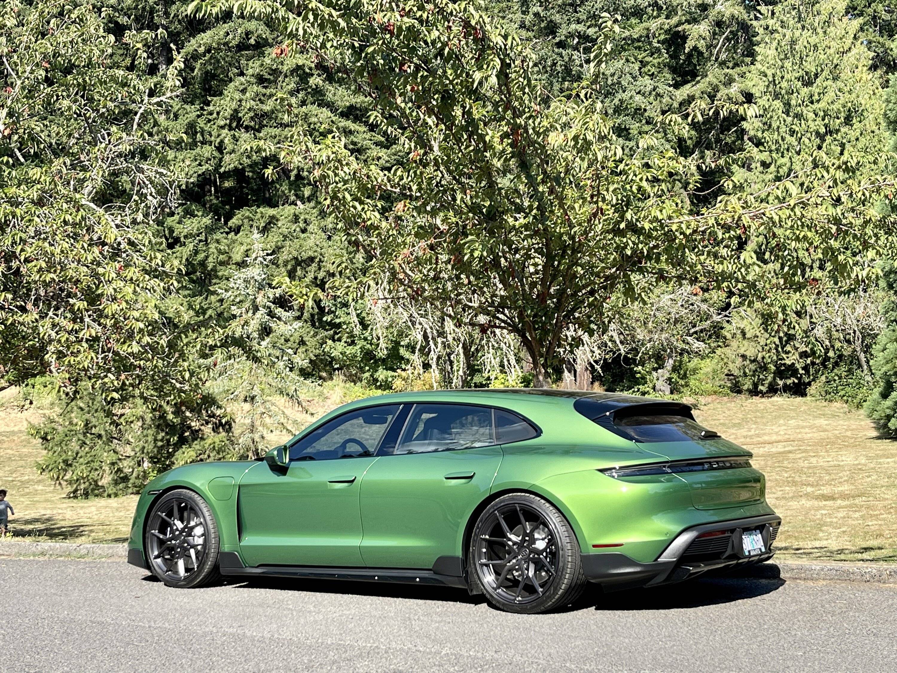 Porsche Taycan MAMBA GREEN Taycan Club 17945013-E396-4003-90D5-FA091D487141