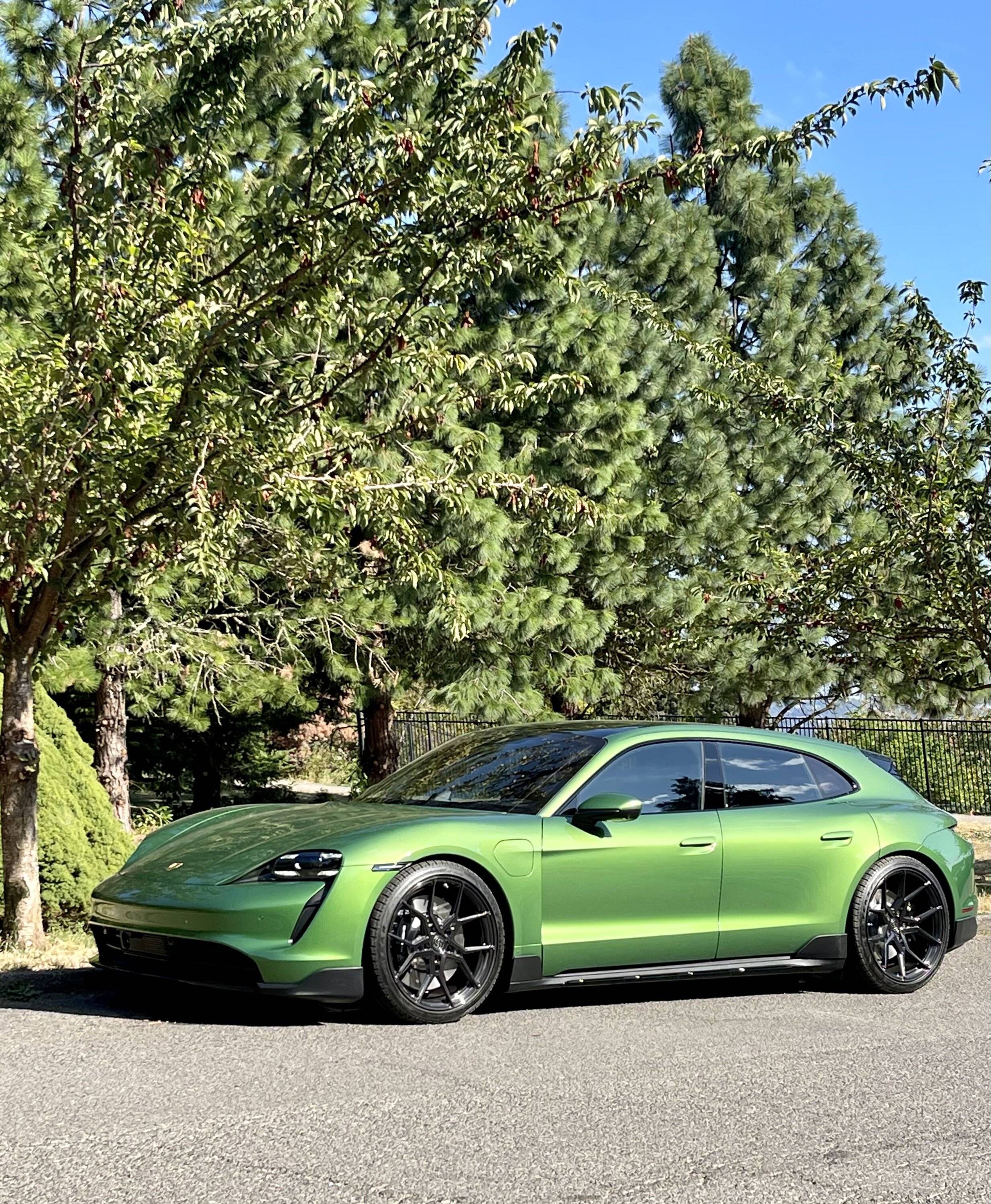 Porsche Taycan MAMBA GREEN Taycan Club FD65F9B9-62CF-41D5-B885-BA9C357EE332