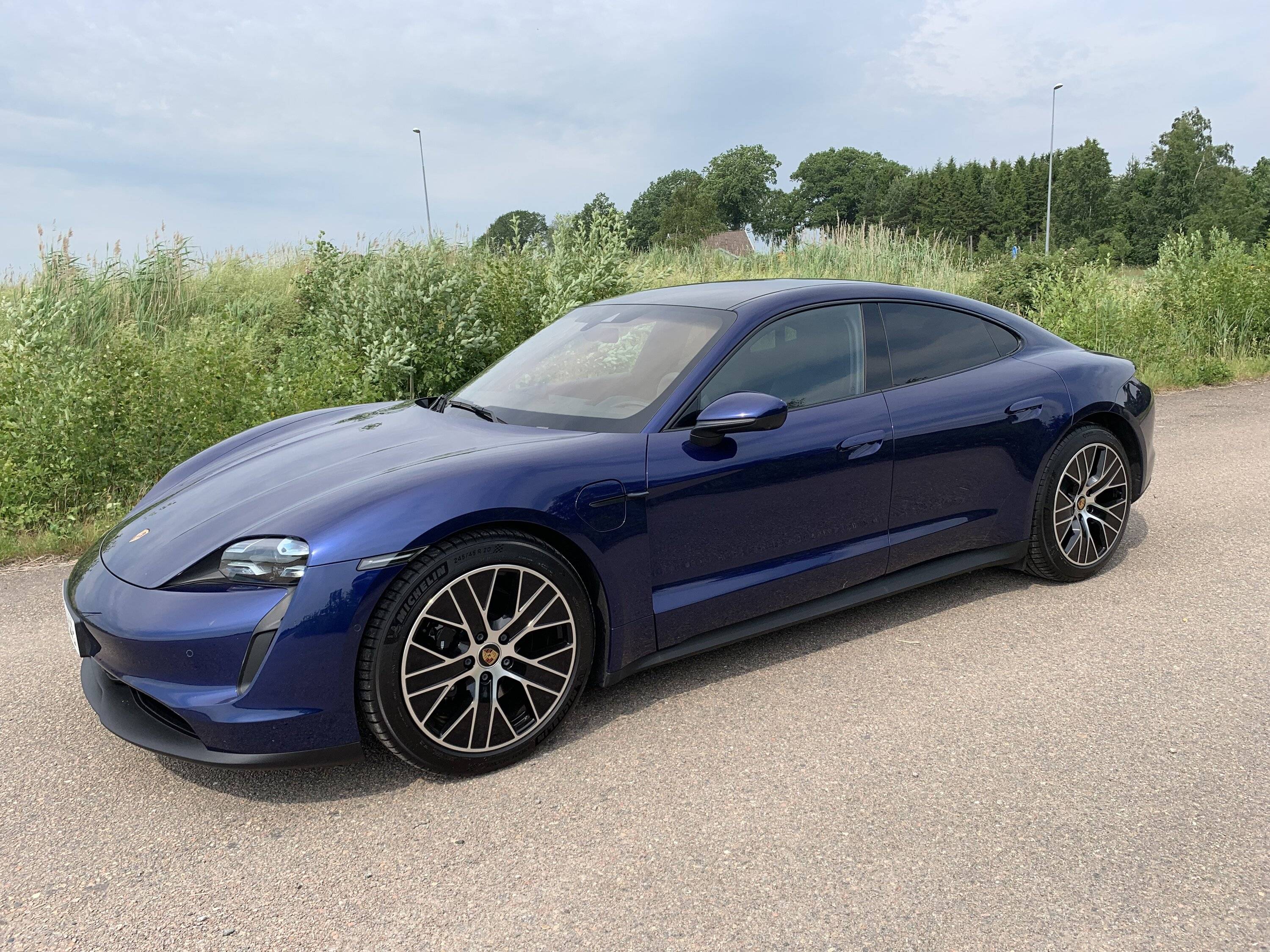 Porsche Taycan GENTIAN BLUE Taycan Club A6CF8482-2E8B-4036-A6B9-6F174EF097C4