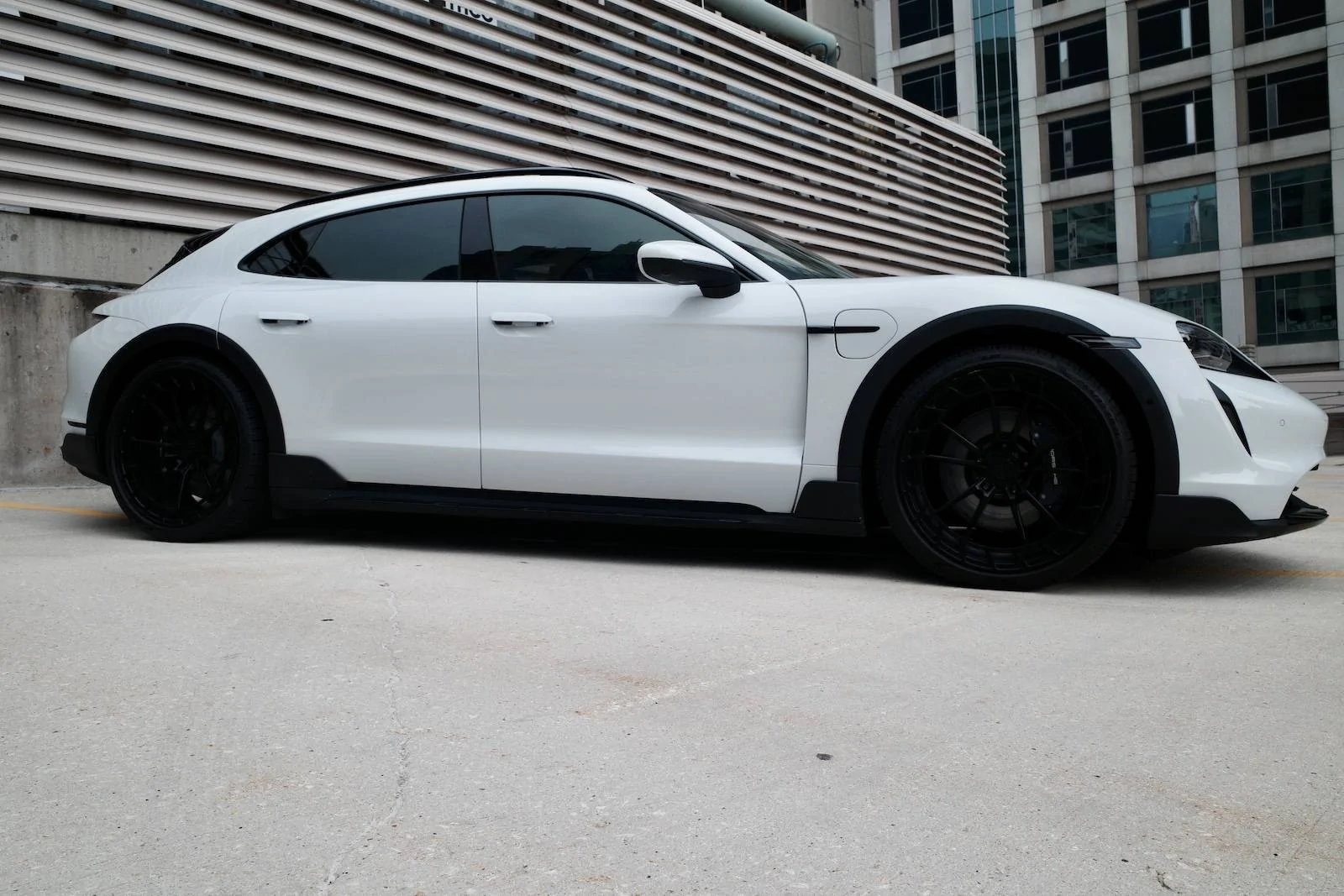 Porsche Taycan My Second Taycan; Carrara White Taycan 4 CT R0000244