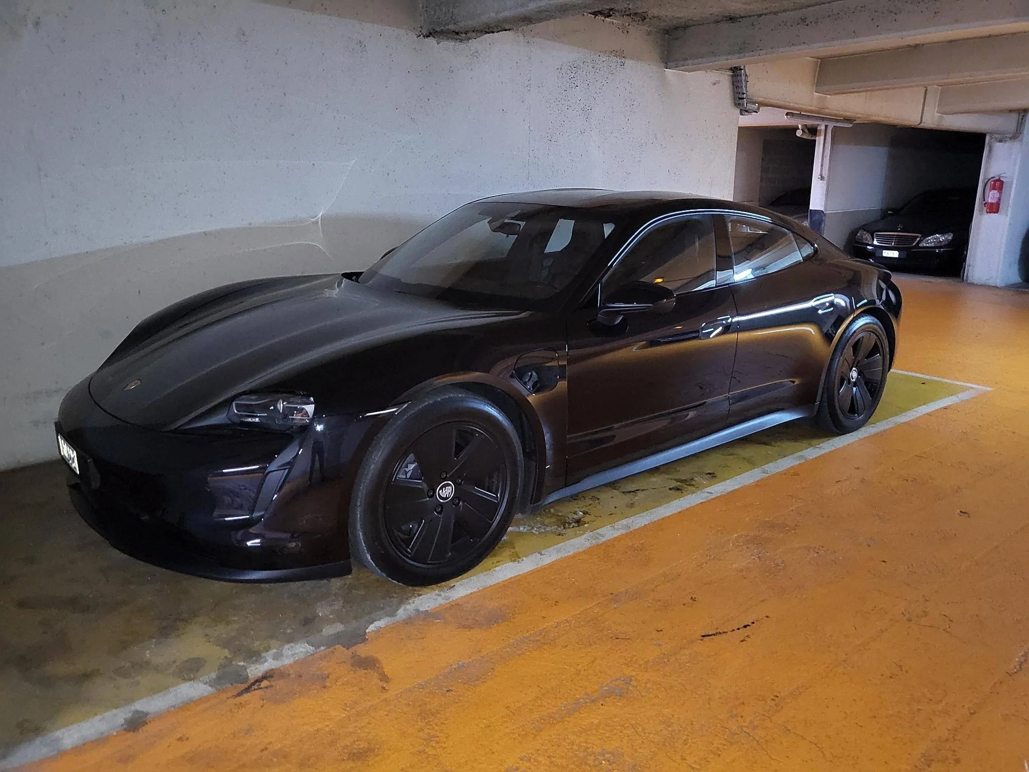 Porsche Taycan Stock 19 Wheels ... ugly but ! BLCK wheels