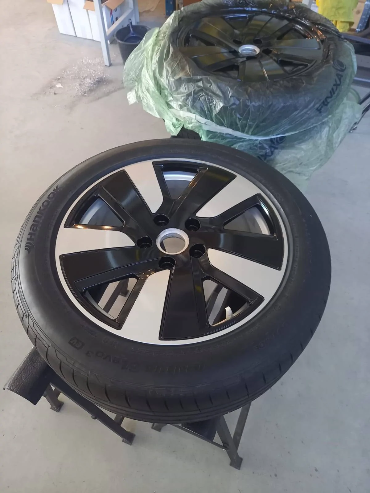 Porsche Taycan Stock 19 Wheels ... ugly but ! 1661953578849