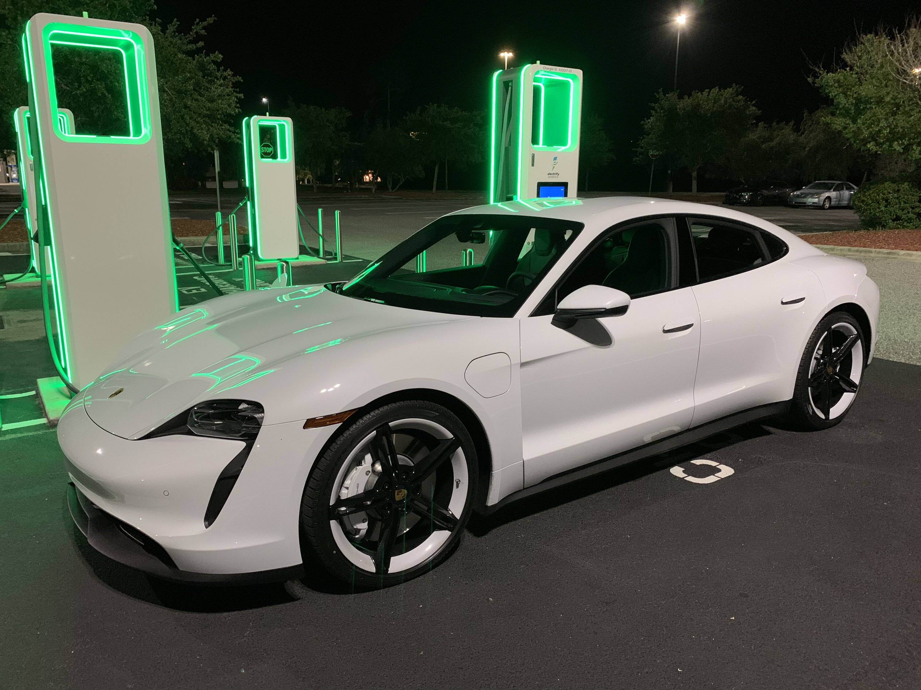 Porsche Taycan Mission E v RS 21” 30B8C35D-B249-4FE5-97B2-F4BDEE275EE5