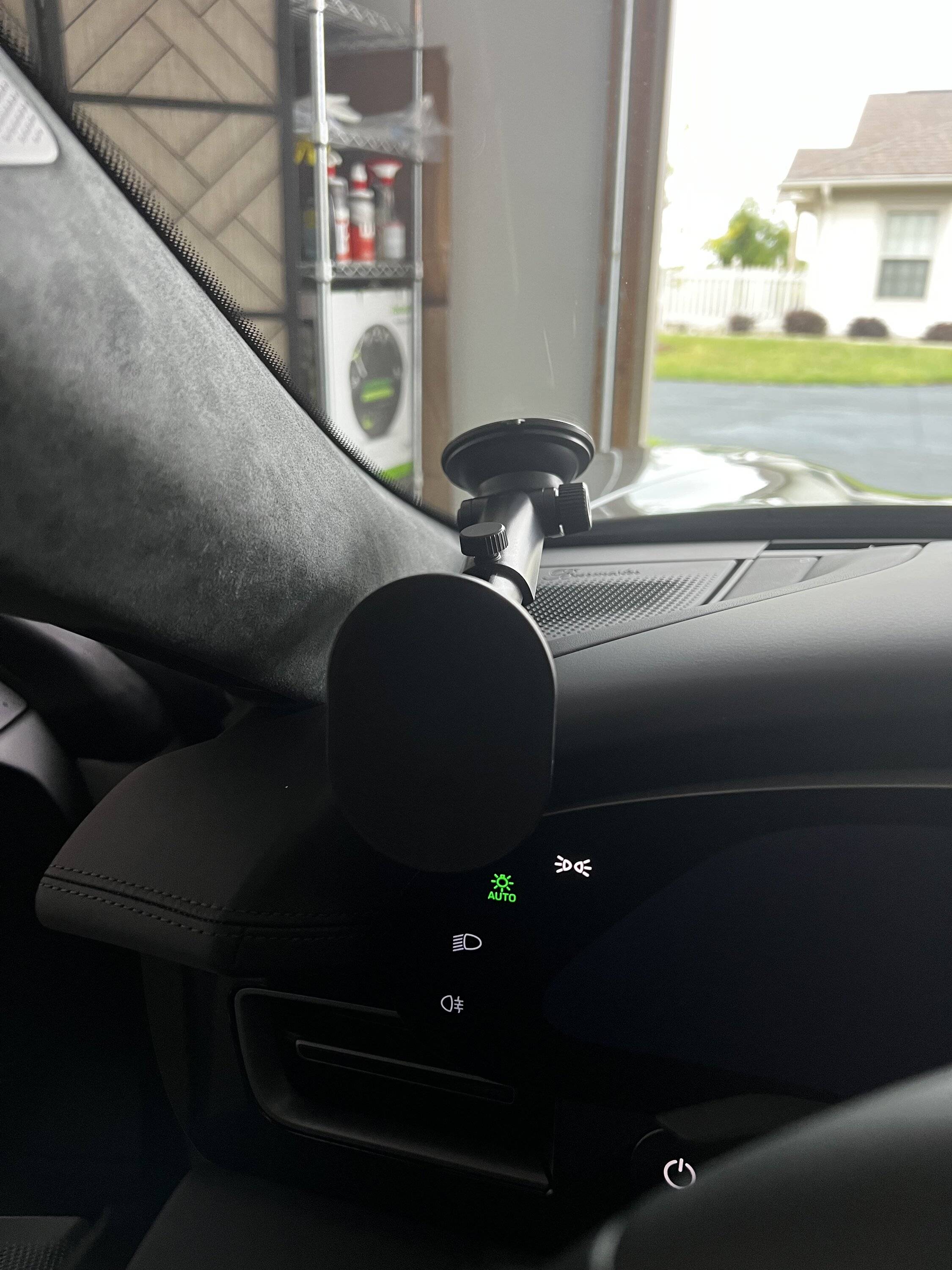 Porsche Taycan I know another post about car mount, but this vent mount is good IMG_5560