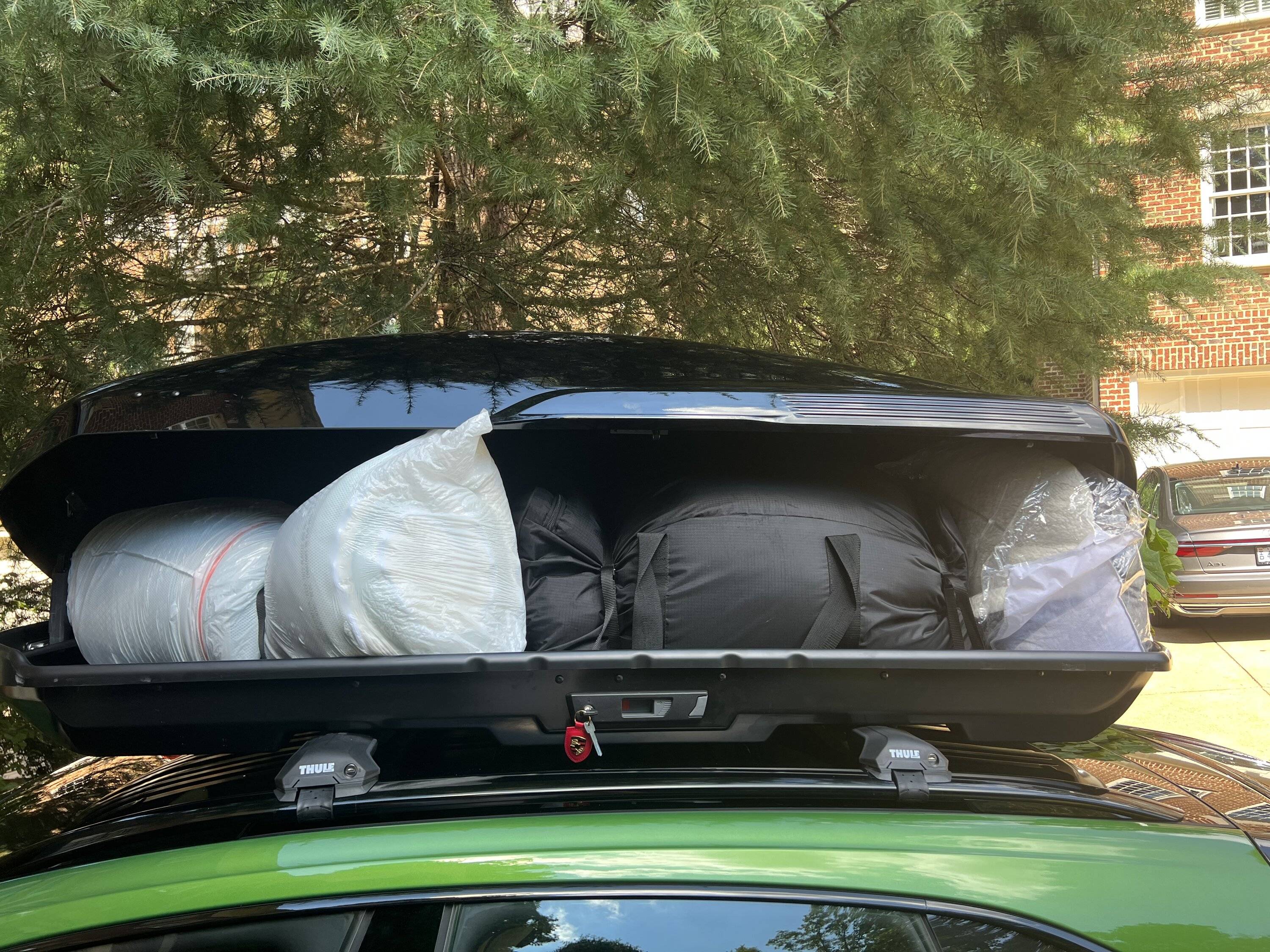 Porsche Taycan Taycan CT4 w/ 2021 vs 2022 Thule Wingbar Edge , Thule Vector M roofbox 0821E549-8C35-453C-98F0-5505FB871887