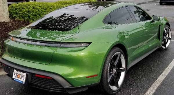 Porsche Taycan Taycan colour -- metallic black or Mamba Green Plate 2_01