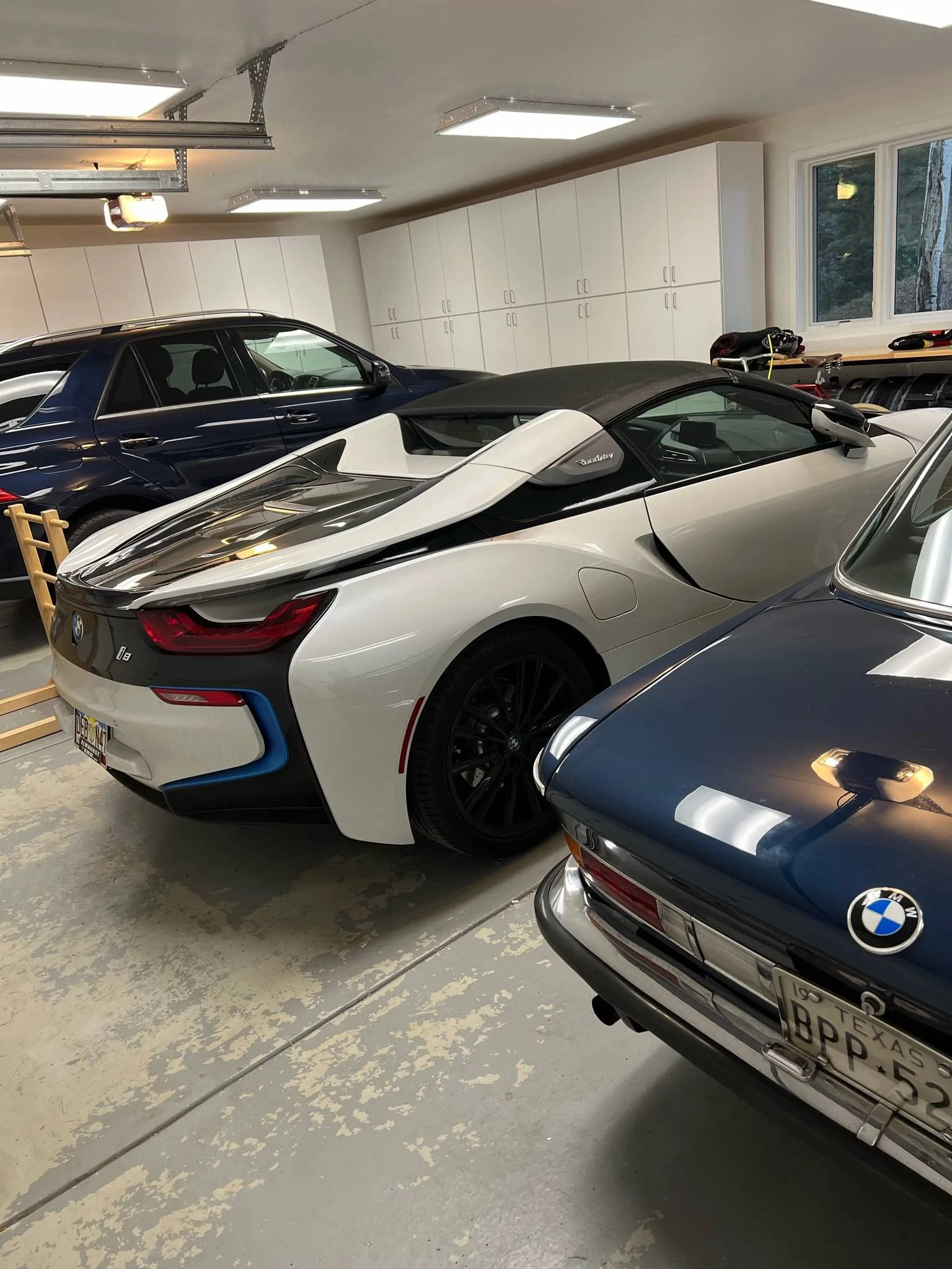Porsche Taycan BMW i8 1664078014432