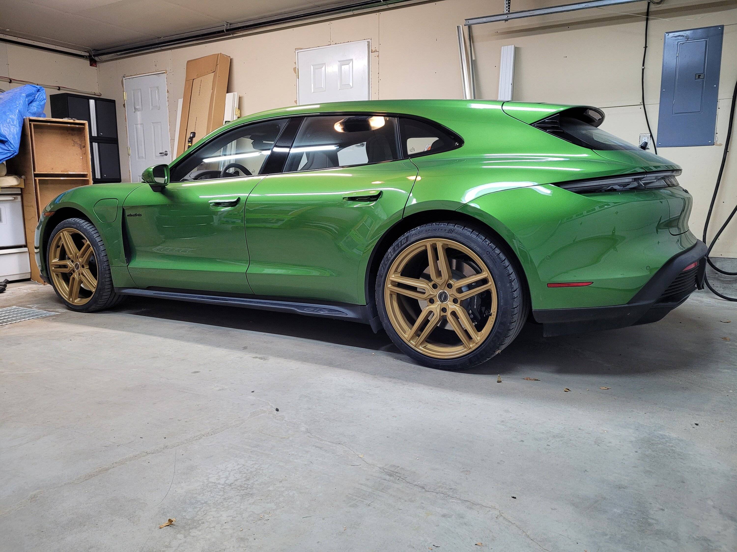 Porsche Taycan Vossen HF-1 21s Satin Poly Gold on Mamba Green GTS Sport Turismo Taycan 20221007_185737