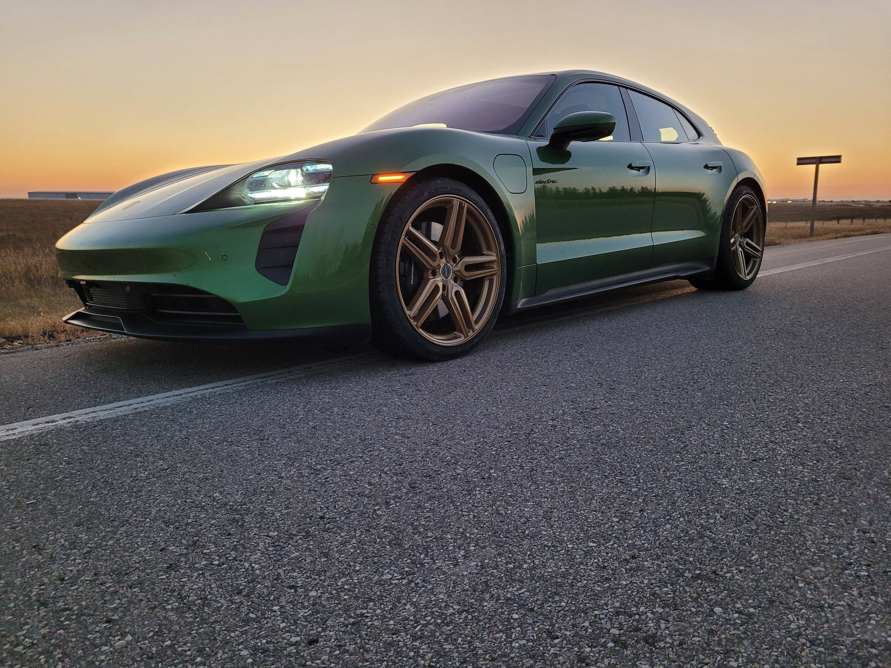 Porsche Taycan Vossen HF-1 21s Satin Poly Gold on Mamba Green GTS Sport Turismo Taycan 20221007_184218