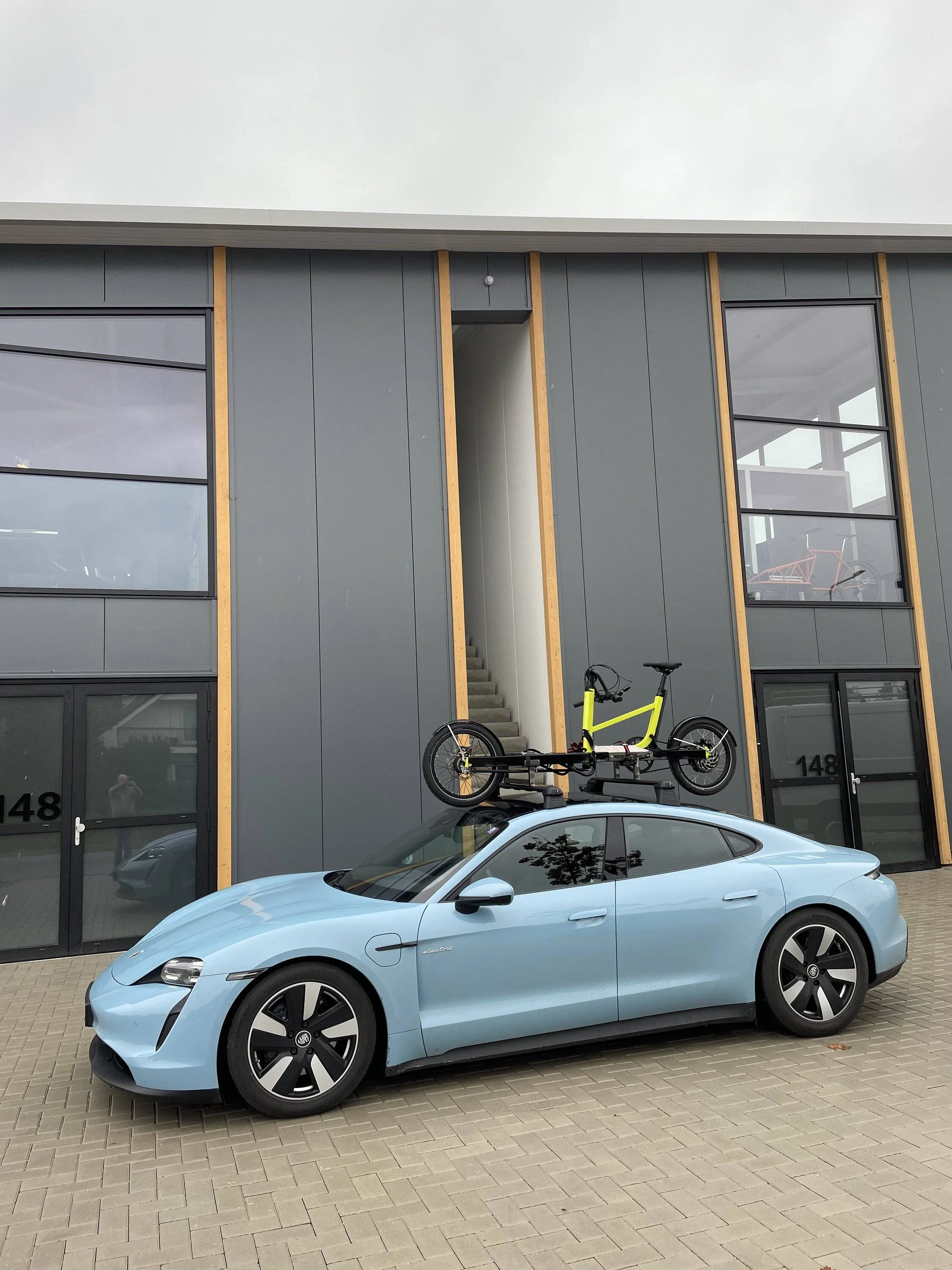 Porsche Taycan Taycan roof rack and accessories 3FE00013-8B2D-4A3E-889C-08117468A9AD