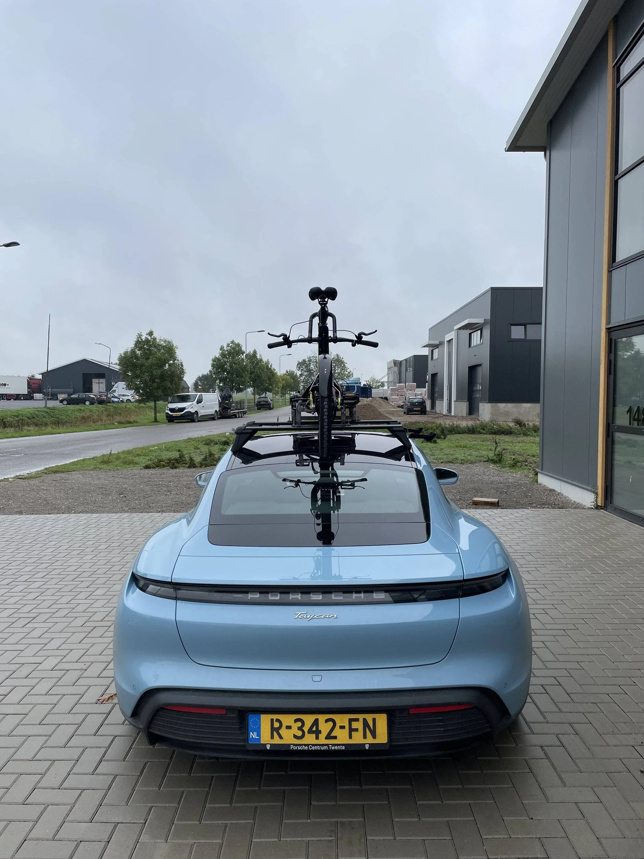 Porsche Taycan Taycan roof rack and accessories 59AA91A6-0EBB-4BC6-A97F-CF0F33026168