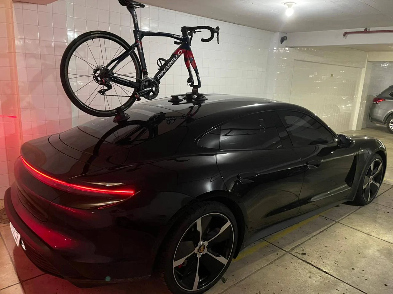 Porsche Taycan Taycan and road bicycles transport options 36969bda-1c30-48f7-bfd4-05d40731b433
