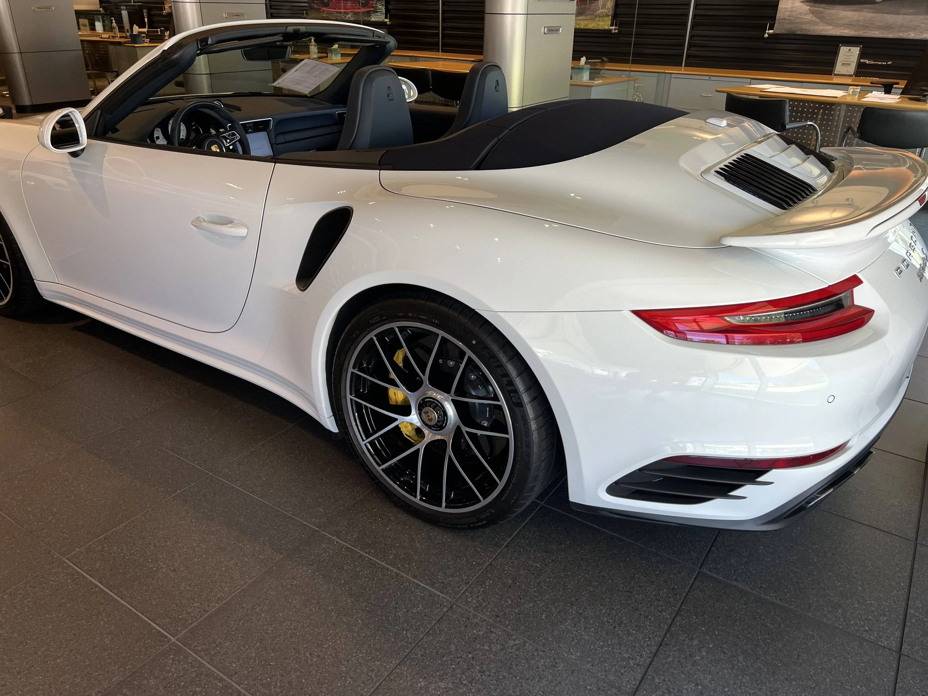 Porsche Taycan Chalk or Carrara White B2A3B0CD-A684-4046-94D5-64F67268C929