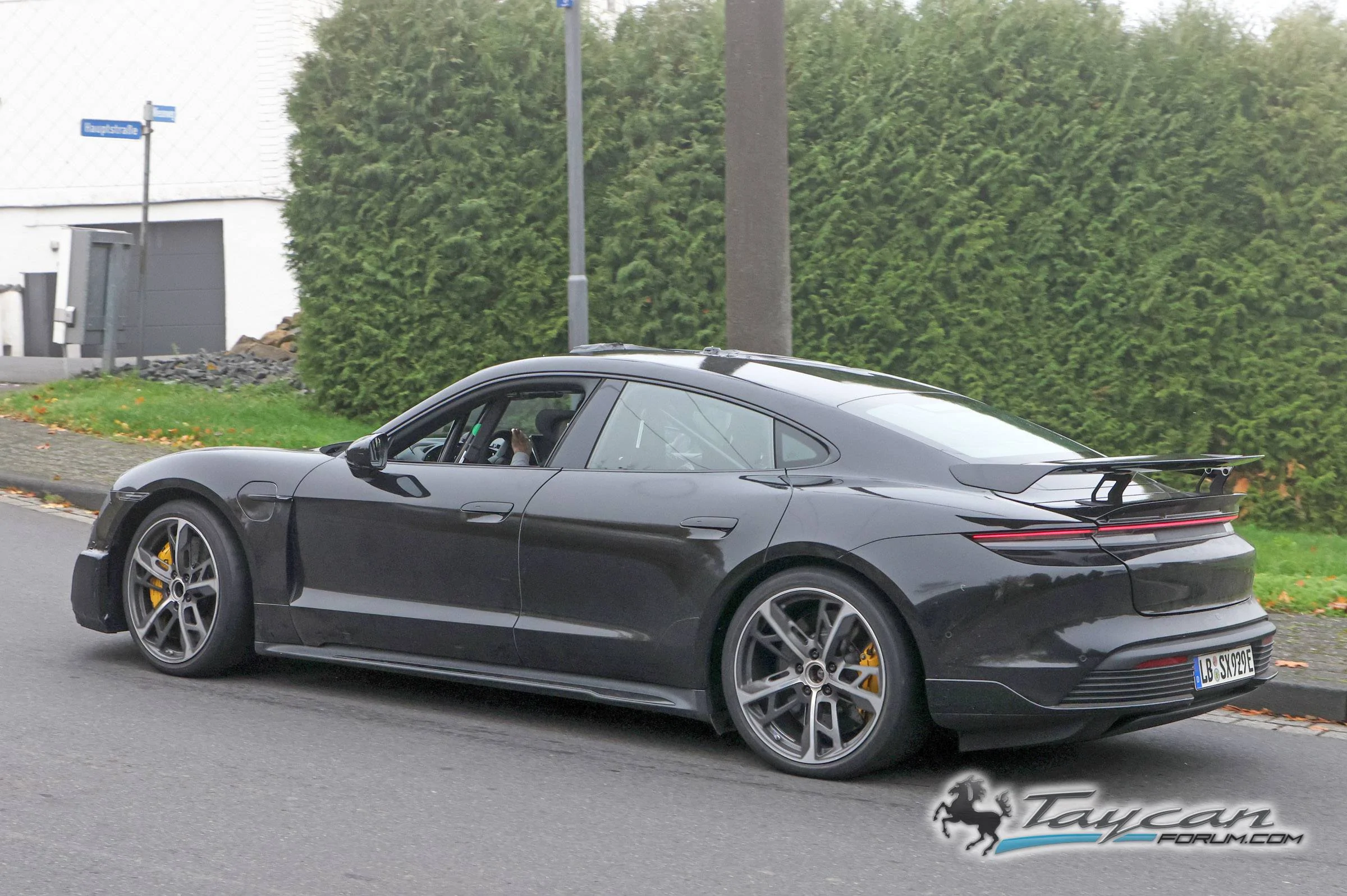 Porsche Taycan GT 8.jpg