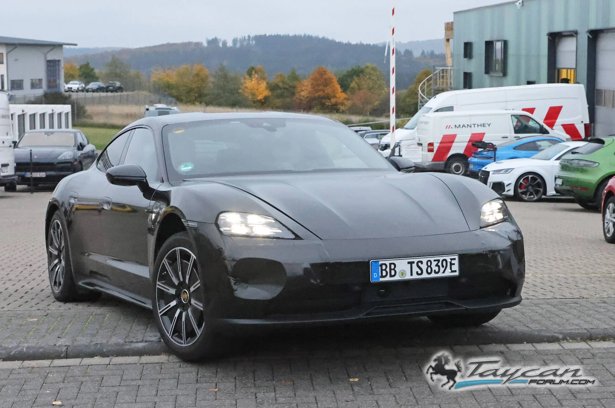 Porsche Taycan Facelift 2024 Taycan Sedan and Sport Turismo Test Prototypes Spied (Note: bumper still covered / camouflaged) 📸 Porsche Taycan facelift 1