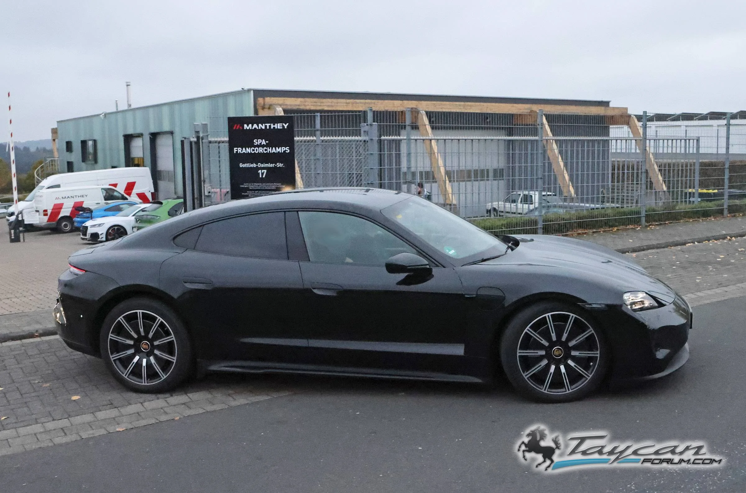 Porsche Taycan Facelift 2024 Taycan Sedan and Sport Turismo Test Prototypes Spied (Note: bumper still covered / camouflaged) 📸 Porsche Taycan facelift 3