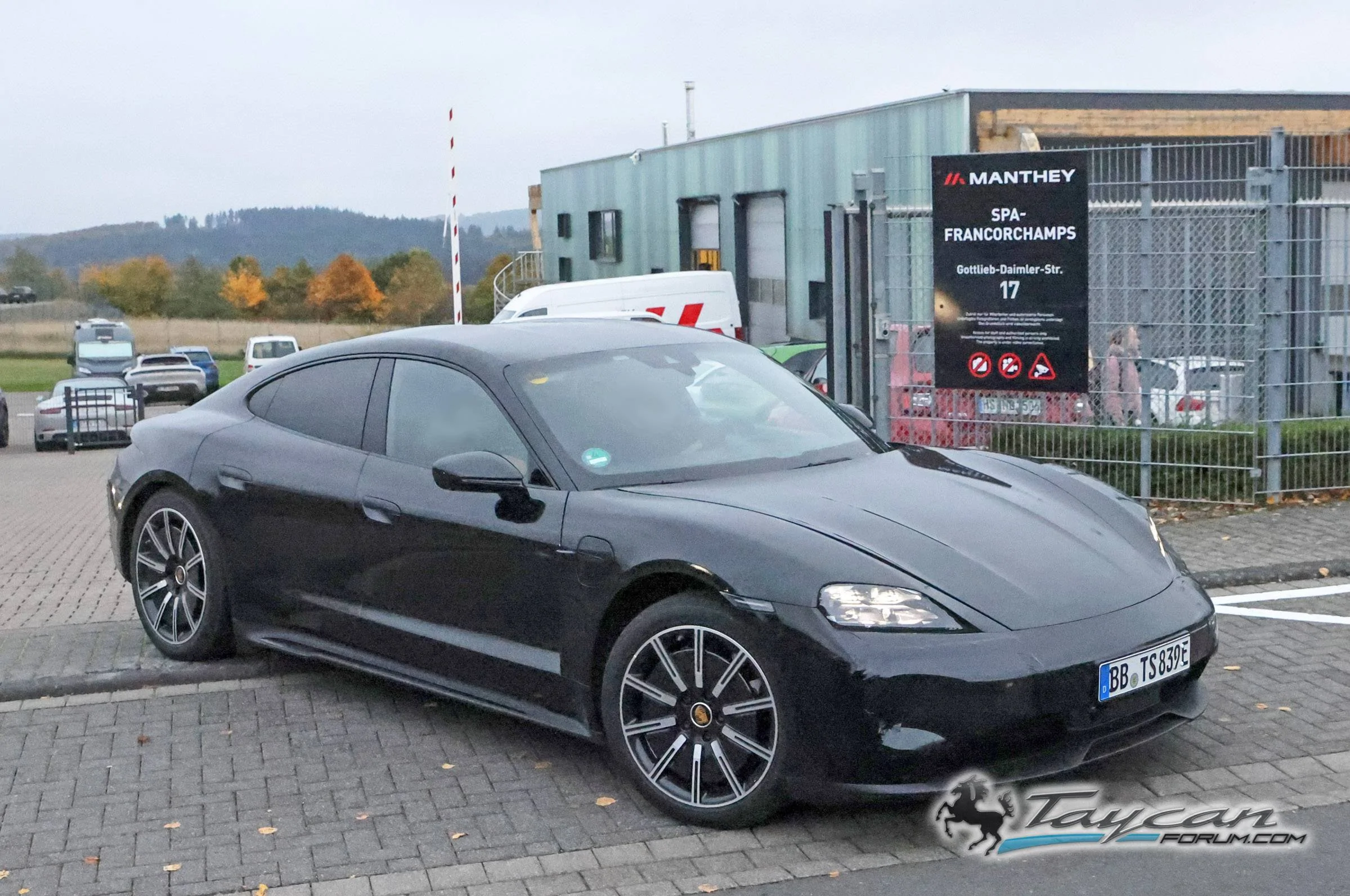 Porsche Taycan Facelift 2024 Taycan Sedan and Sport Turismo Test Prototypes Spied (Note: bumper still covered / camouflaged) 📸 Porsche Taycan facelift 2