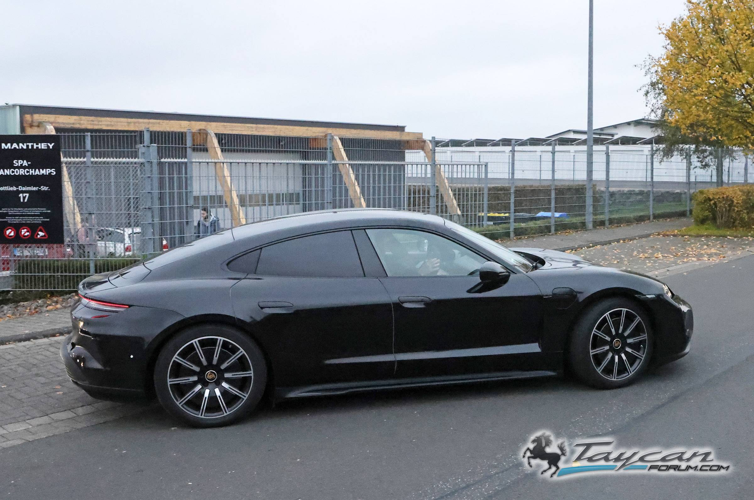 Porsche Taycan Facelift 2024 Taycan Sedan and Sport Turismo Test Prototypes Spied (Note: bumper still covered / camouflaged) 📸 Porsche Taycan facelift 4