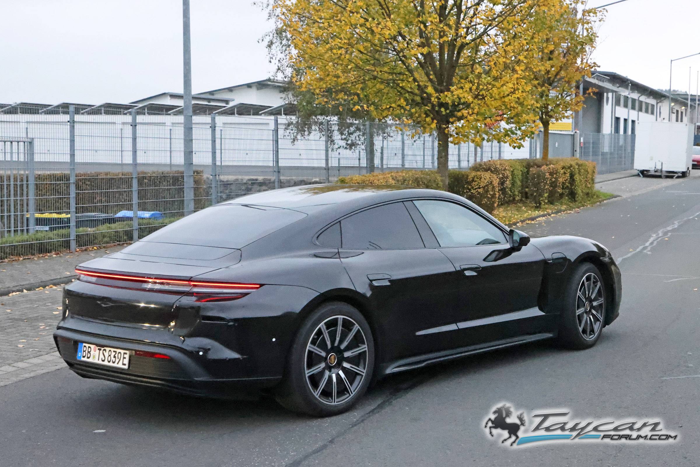Porsche Taycan Facelift 2024 Taycan Sedan and Sport Turismo Test Prototypes Spied (Note: bumper still covered / camouflaged) 📸 Porsche Taycan facelift 7