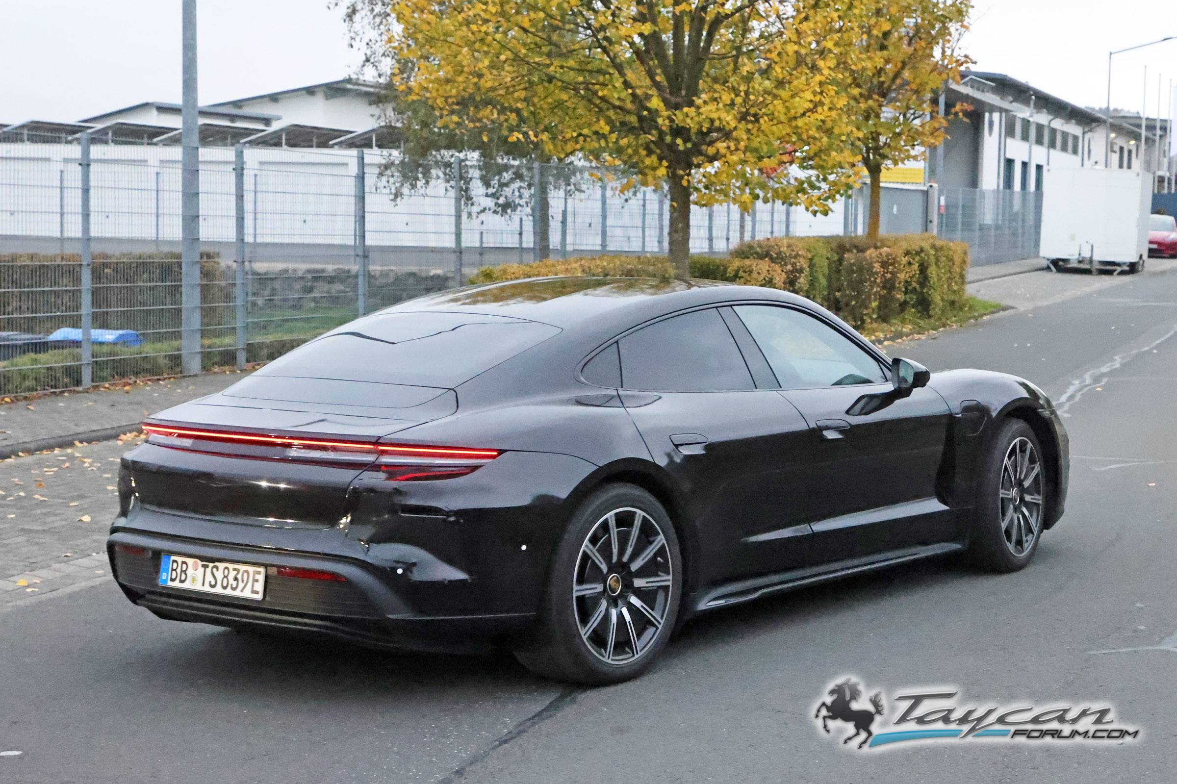 Porsche Taycan Facelift 2024 Taycan Sedan and Sport Turismo Test Prototypes Spied (Note: bumper still covered / camouflaged) 📸 Porsche Taycan facelift 8