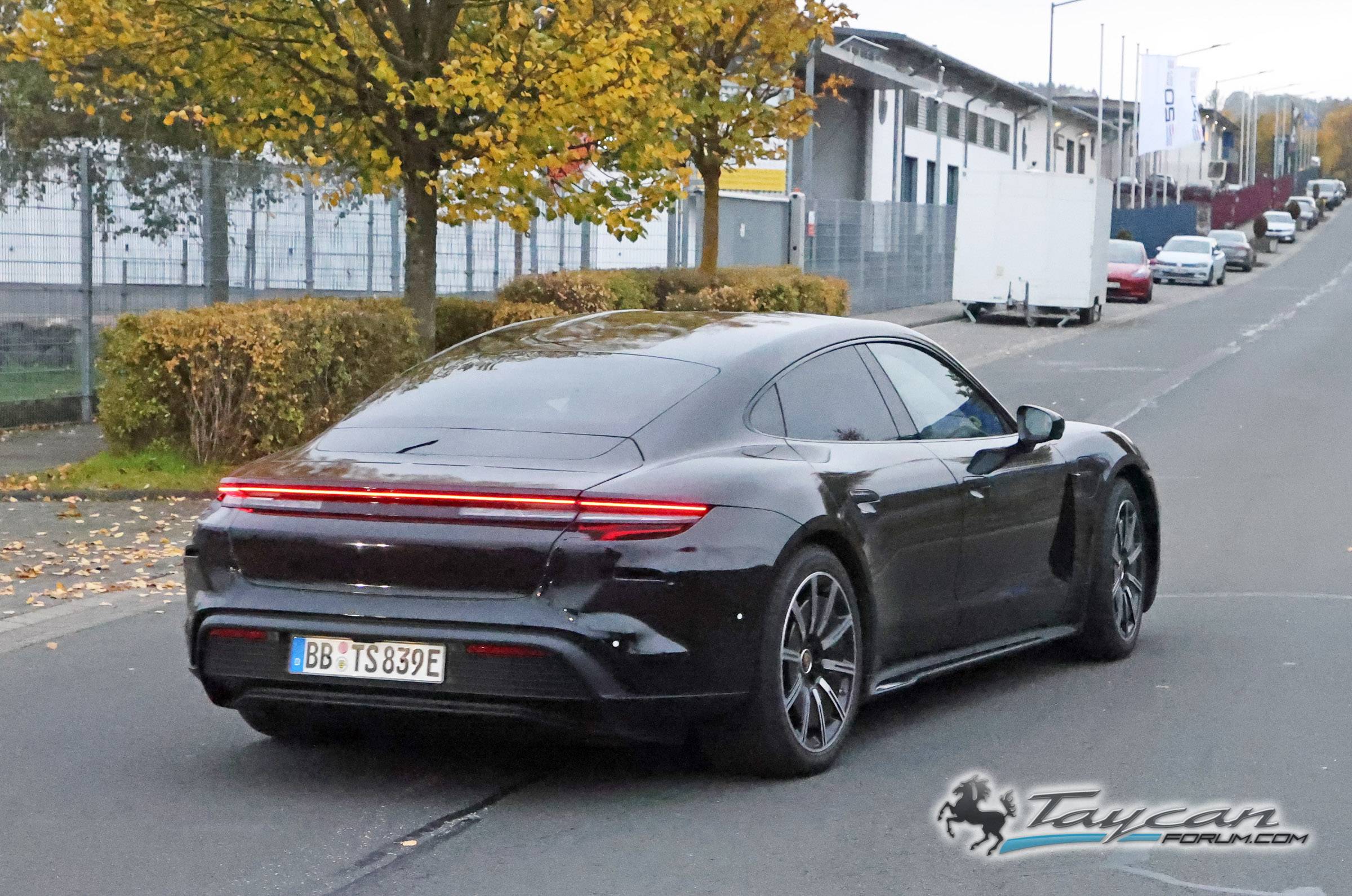 Porsche Taycan Facelift 2024 Taycan Sedan and Sport Turismo Test Prototypes Spied (Note: bumper still covered / camouflaged) 📸 Porsche Taycan facelift 9