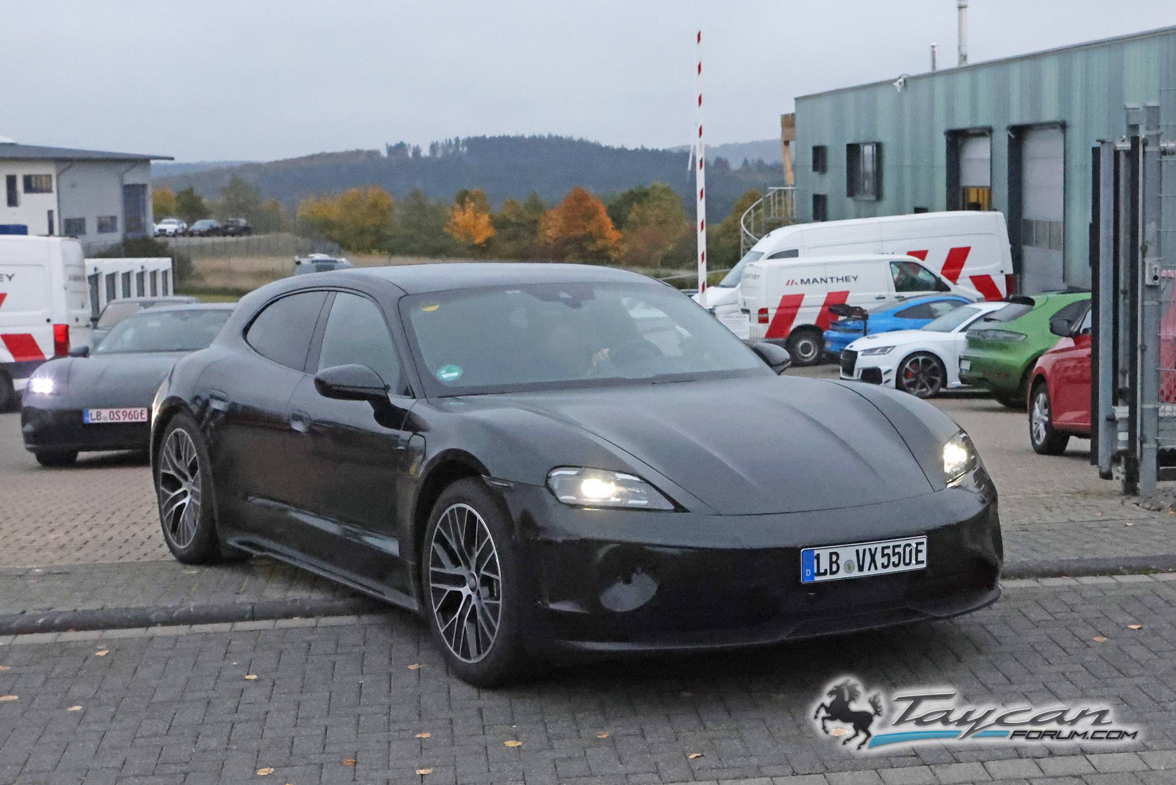 Porsche Taycan Facelift 2024 Taycan Sedan and Sport Turismo Test Prototypes Spied (Note: bumper still covered / camouflaged) 📸 Porsche Taycan Sport Turismo facelift 1